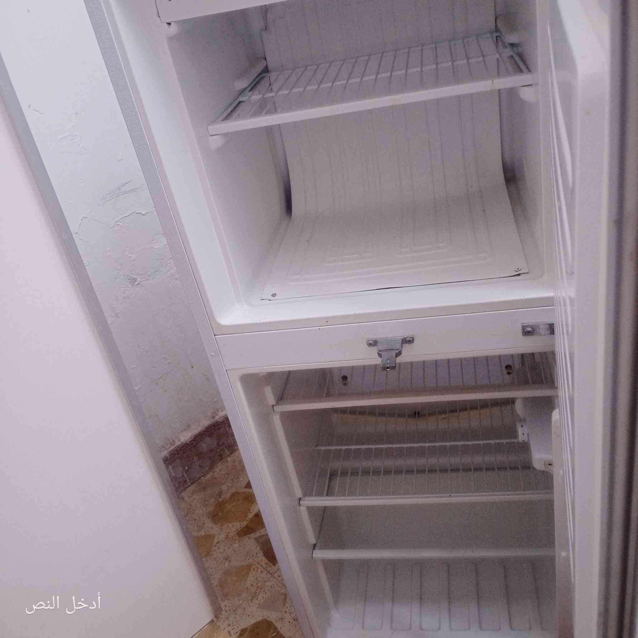 ثلاجه • نضيفه • بيها مجال