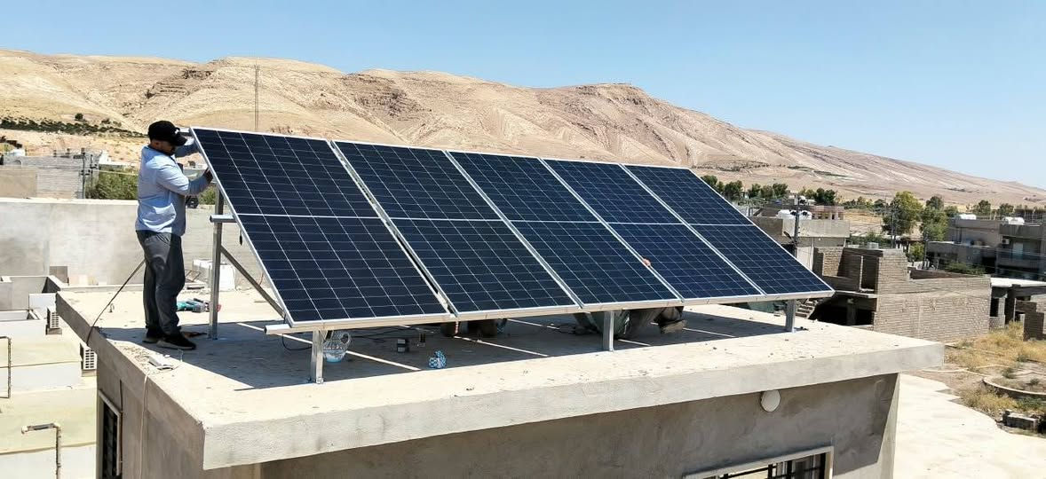 منظومة جديدة في حي عين وعلق - بعشيقة 
التجهيز : 10 صباحا و 5  امبير مساءا  من "شركة الطاقة الذكية"   
 اسم الزبون  : منزل السيد كرم علوكة 
الموقع: بعشيقة حي عين وعلق 

⚡ مواصفات المنظومات:  منظومة تغذي 10 امبير صباحا و 5 امبير مساءا   

🔹 انفيرتر 6 كيلواط فليستي 
✔️ضمان 5 سنوات 
🔹 بطاريات ليثيوم 5 كيلواط PTT 
✔️ ضمان 5 سنوات 
🔹 ألواح شمسية 620 واط عالية الكفاءة
✔️ ضمان 12 سنة

📊 أداء المنظومة:
☀️ إنتاج ممتاز خلال ساعات النهار لتغطية الأحمال الأساسية وتقليل الاعتماد على الكهرباء غير المستقرة.

💡 لماذا الطاقة الشمسية؟
✔️ كهرباء مستقرة طوال اليوم
✔️ تقليل كبير في مصاريف المولدات والوقود
✔️ تشغيل الأجهزة المنزلية بأمان وراحة
✔️ استثمار طويل الأمد يوفر عليك لسنوات

👷‍♂️ في "شركة طاقة الذكية" (https://www.taqa-smart.com) نقدم:
✅ منظومات منزلية وزراعية وصناعية
✅ منظومات On-Grid
✅ مكونات أصلية وضمانات حقيقية
✅ كادر هندسي متخصص وخدمة احترافية

الموقع الاول : بعشيقة شارع البانزيخانا 
الموقع الثاني : الموصل الطريق الرابط بين سايدين سعدي مهدي وتقاطع المصارف 
📞 للاستفسار والتواصل:
Korek: ***********
Korek: ***********
Asia: ***********
Korek: ***********

🌐 "الموقع الرسمي لشركة طاقة الذكية"
https://www.taqa-smart.com

☀️ استثمر بالشمس… وودّع مشاكل الكهرباء.

#الطاقة_الشمسية
#شركة_طاقة_الذكية
#منظومات_شمسية
#SolarEnergy
#الموصل
#Roj_Solar
#Sun
#Taqa_Smart 
#Bashiqa 
#Mosul 
#طاقة_ذكية
