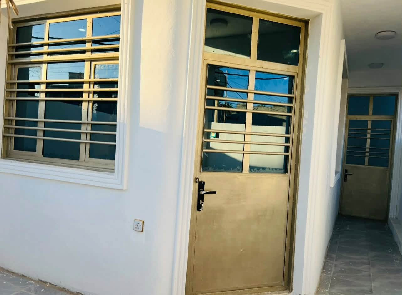 السلام عليكم عليكم ورحمة الله وبركاته
دارد للبيع 
مساحة ٦٥ متر 
بناء طابوق 
طابقين 
الطابق الارضي مدخلين مدخل للاستقبال ومدخل للحولي 
الطابق الثاني غرفتين نوم 

ملك صرف زراعي 

العنوان / كميرة/ شارع ٩ 

للاستفسار ***********
