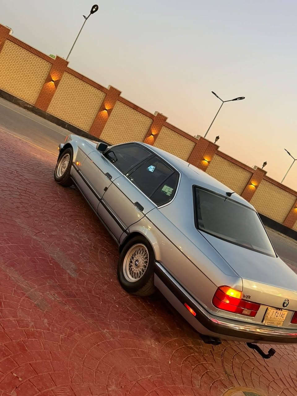 سلام عليكم اليدور شي بلاد وجديد كلاشي اكو بسوك سياره موديل ٩١ حجم ٧٣٠ ٨ سلندر سياره كلها بل جيس شرط مكان بغداد وسعر ٩٠ بيها مجال بسيط فول موصفات ***********
