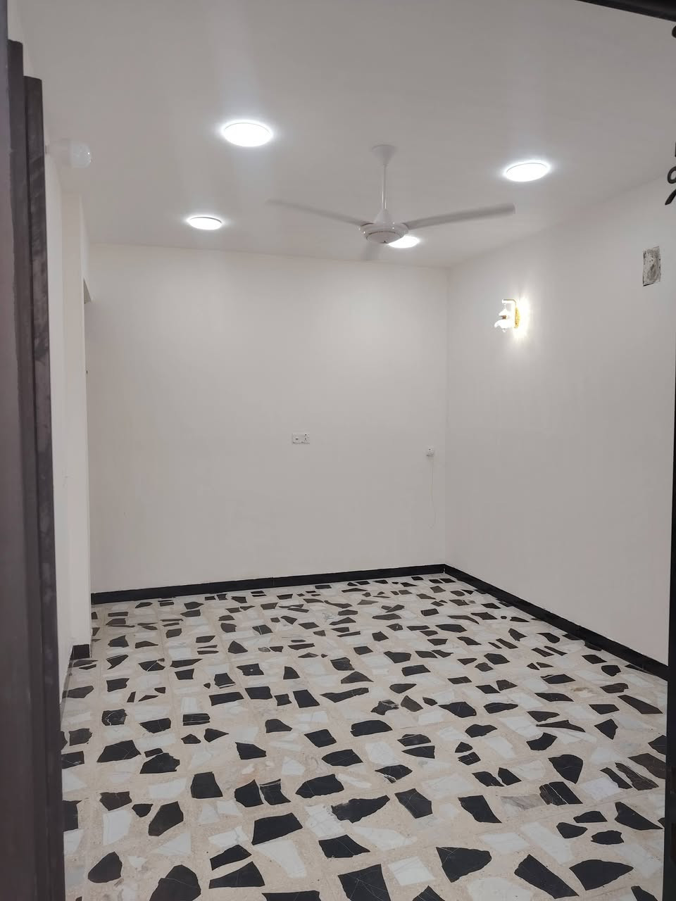 سلام عليكم متاح
بيت طابق واحد مساحه90متر بنا جديد
مكانه 2/8 سكينه سعره67  وبي مجال
 يرهم مراوس بيت أو قطعت ارظ حسب النتفاق
*********** ستفسار التصال
