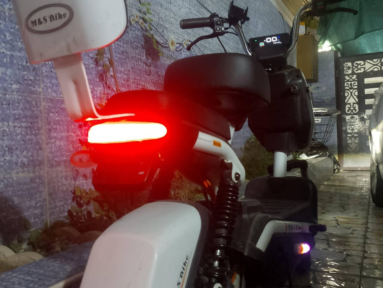 مكلف بل نشر شحن لبيع كل عيب مابي 
4 بطاريات  سعر دراجة 270 أو بي مجال 
حجم 14 شرط الفحص نضافه فول قليل ماشي
رقم صاحب دراجه *********** مكان. كركوك
