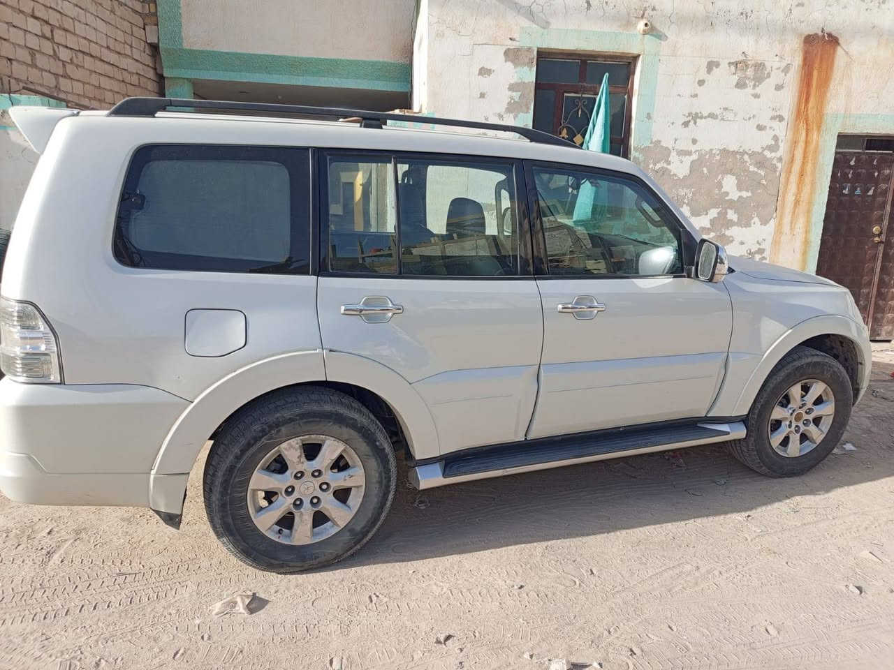 السلام عليكم باجيرو حبتور ٢٠١٠ ومعروفه مواصفات الحبتور ماداعي نذكرها السيارة مكفولة ماعدا بارد بالباب بسيط جدا مكانها النجف الاشرف السعر المطلوب ١١٥ مع المجال رقم الهاتف ***********

