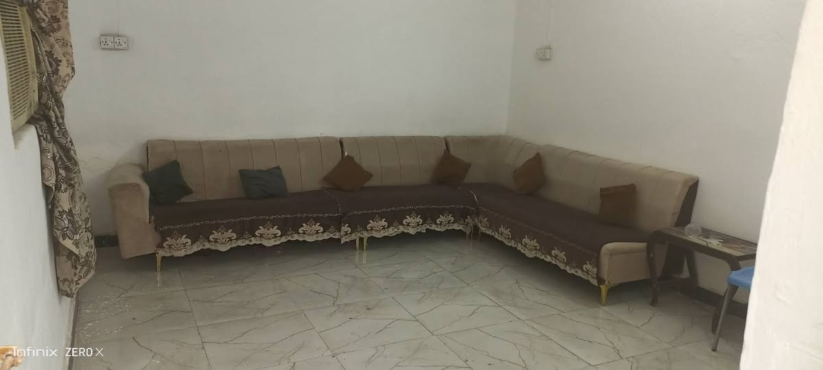 سلام عليكم بيت طابو زراعي سند ٢٥ حي الامام علي مساحته ١٤٠ متر سقف عكاده يتكون من طابقين الطابق الاول غرفه وصاله واستقبال خارجي وصحيات داخليه و خارجيه ومنور وحمام كامل الطابق الثاني هيكل فقط يتكون من غرفه وصاله ومطبخ وحمام مهيكل  سعره مناسب رقمي ***********
