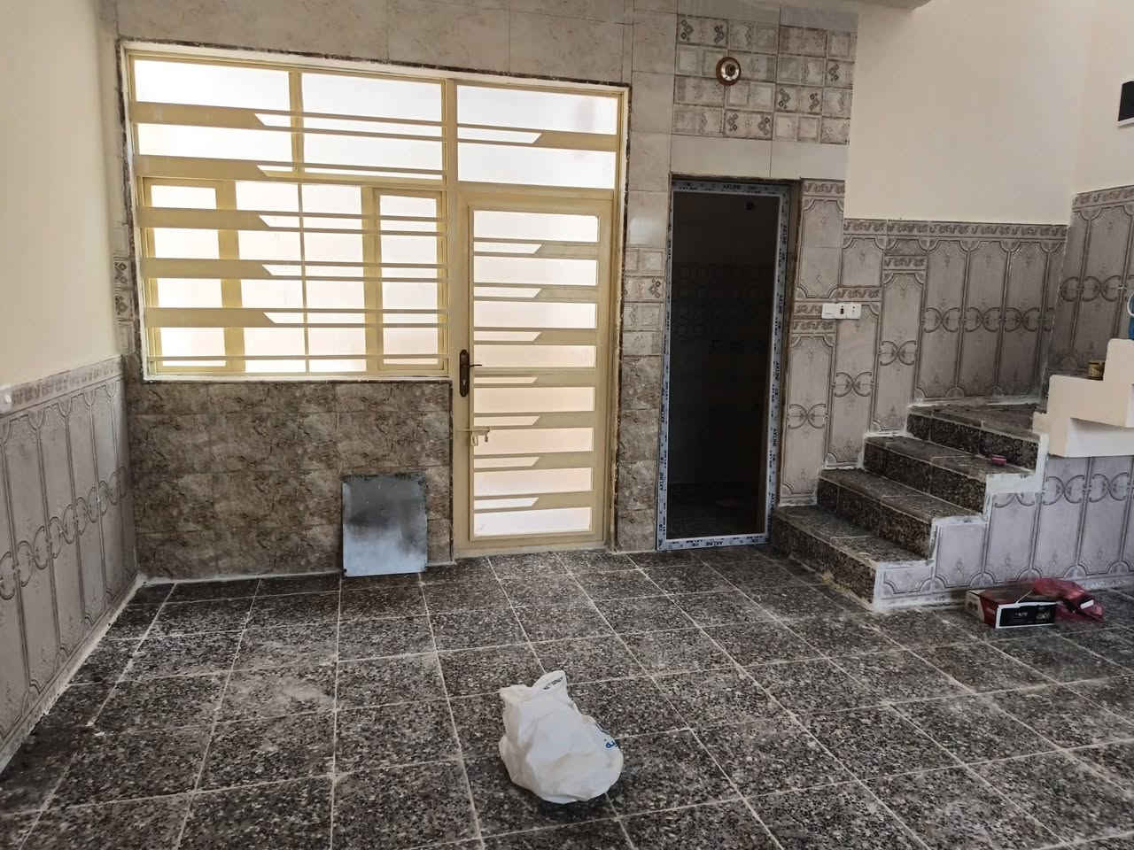 عندي بيت للبيع او ايجار مساحه ١٢٠ مربع جديد محد ساكن بيه هسه طلعت العمال تانكي وسخان وماطور ماء كامل من كلشي تجي وتشوف البحث العلمي خدمات كامله تبليط ومجاري ***********
