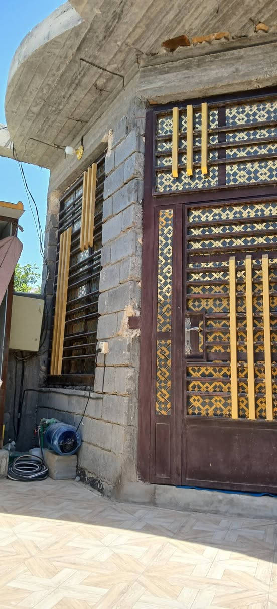 .السلام عليكم.
بسبب الوعود الگاذبه... دار للبيع المكان بابل جبله حي الرشيد خلف مستشفئ الامام علي .ع.
البيت متكون من غرفه ومطبخ وصاله ومضيف ومحل خارجي .. مساحت البيت ١٥٠ متر 
السعر مناسب
أستفسار علئ الرقم ***********
