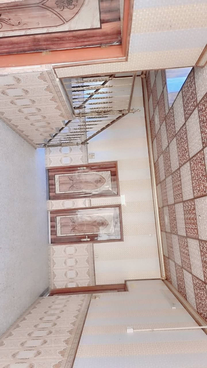 سلام عليكم بيت للبيع مساحة 160متر غرفتين وصاله واستقبال صحيات داخليه وخارجيه مي كهرباء كاشي الارضيه سيراميك تغليف جدران سقوف ثانويه كامل من كلشي الغرف قواطع كهرباء تبليط باب البيت العنوان البيت كوفه خلف مدرسه المستنصريه الاهليه يبعد عن الشارع حوالي 150متر تقريبا سند 25قرار محكمه مرقم البيت للطابو تفاصيل اكثر اتصل على الرقم ***********وات ساب بي
