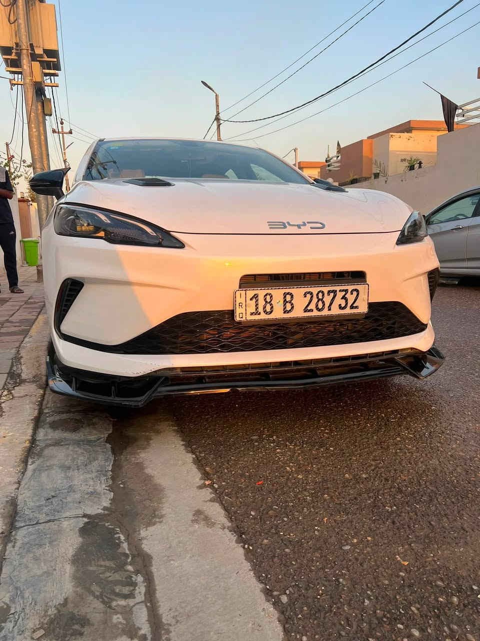 سياره سيل فايف
مكانهه بابل بعدهه بوضع شركه 
بيهه رصعه بل جاملغ مصلحه ع BDr
وشخط من باب سايق لباب الوره سايق معالج هم ع PDr
باقي سياره كفاله عامه 
ب١٨و ٧٠٠ وبيهه مجال 
***********ماشيه بانزين الف و ٤٠٠ 
شحن ٤الف
