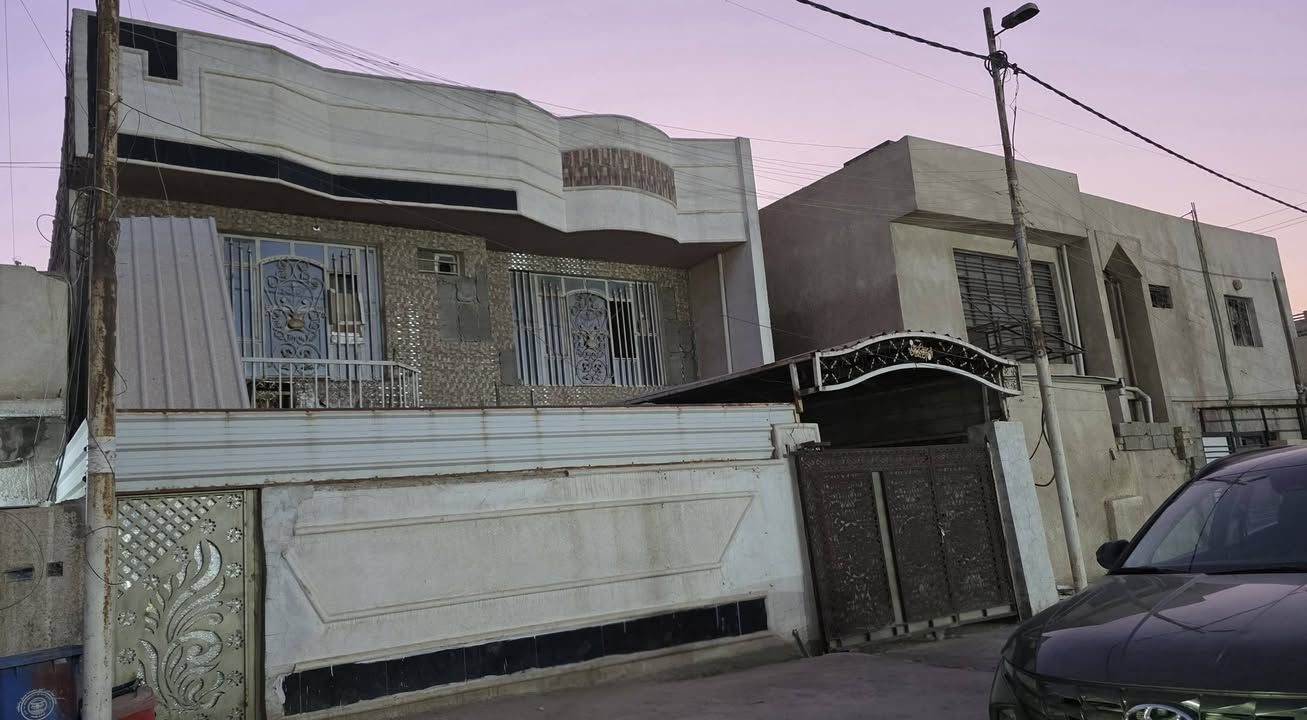بيت للبيع طابو صرف مساحة 210 متر ( واجهة 10 نزال 21 ) 
البيت طابقين بشكل منفصل يمكن السكن في أحدهما وتأجير الاخر 
الباب الاول تؤدي الى الطابق الارضي يحتوي كراج وحديقة ومطبخ وغرفتين  وحمام وصحيات مع صالة كبيرة تحتوي مطبخ صغير وحمام وصحيات ( يصلح مشتمل ) 
الباب الثاني يؤدي الى الطابق الثاني دخوله من درج خارجي فقط يحتوي صالة كبيرة و3 غرف نوم وحمامين ومخزن
العنوان منطقة الدورة / حي الرواد مقابل كلية الهادي موقع استراتيجي ومنطقة خدمية
السعر 400 مليون قفل

التواصل عن طريق الرقم *********** متوفر واتس اب
