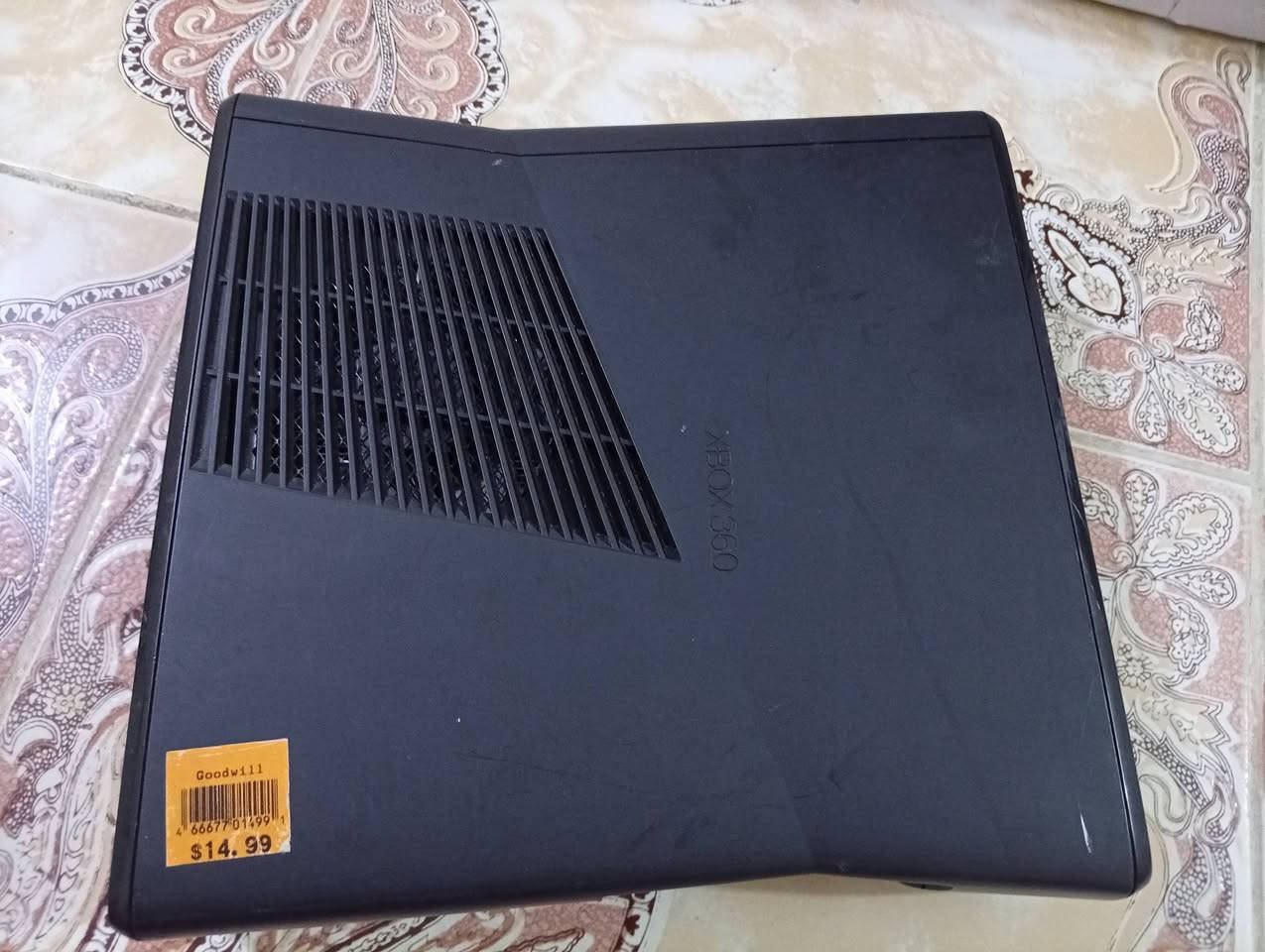 مرخصه الادمن 
سلام عليكم بلي xbox للبيع مثل متشوف ويا ملحقاته كامله معه هارد يحتوي على 60 لعبه وقابل للأضافه ونضيف 90% وصار شهر من جبته استخدام قليل وللبيع بسعر 120 وبي مجال للطيبين ورجاءً مو شراي لا تراسل وهذا رقم للاتصال او واتساب ***********
