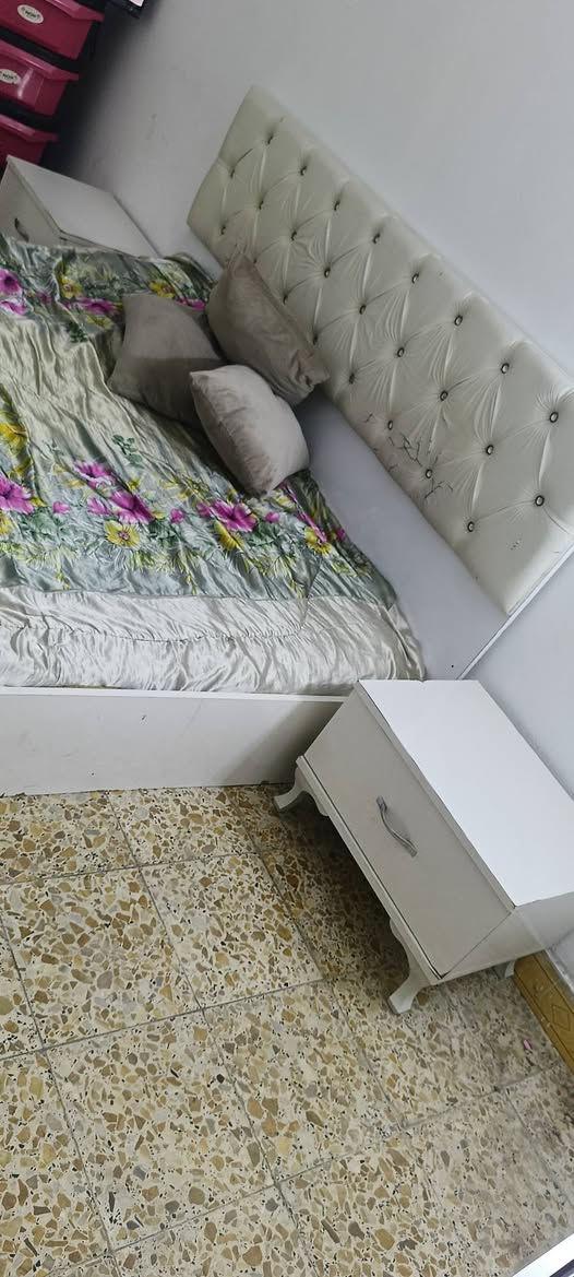 السلام عليكم  غرفة تركية للبيع 200 وبيها  مجال اضرار بسيطة..
قرب سوگ شلال لتواصل خاص ***********..
