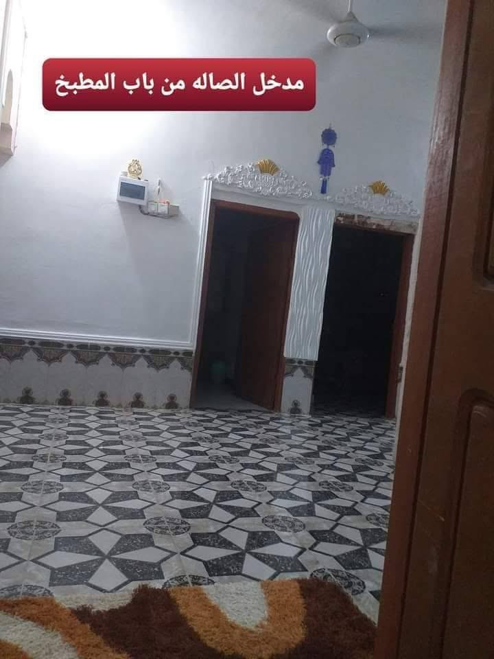 بيت للايجار او البيع في حي الجوادين النزله الثالثه خلف ملاعب صيوان مباشرتاً على شارعين رئيسيات وبيت نضيف مساحته 280م غرفتين وصاله وديوانيه وحديقه ومطبخ وصحيات وبصفه قطعه مساحتها   440م
للبيع او الايجار
سعر الايجار 250 
سعر بيع البيت 43 بي مجال 
سعر القطعه 27 بيها مجال 
البيت والقطعه زراعي
بيت للايجار او البيع في حي الجوادين النزله الثالثه خلف ملاعب صيوان مباشرتاً على شارعين رئيسيات وبيت نضيف مساحته 280م غرفتين وصاله وديوانيه وحديقه ومطبخ وصحيات وبصفه قطعه مساحتها   440م

بيت للايجار او البيع في حي الجوادين النزله الثالثه خلف ملاعب صيوان مباشرتاً على شارعين رئيسيات وبيت نضيف مساحته 280م غرفتين وصاله وديوانيه وحديقه ومطبخ وصحيات وبصفه قطعه مساحتها   440م للاستفسار***********

نص مكتوب في الصور:
- مطبخ
- باب الصاله الخارج
- باب المطبخ
- الصاله
- صحيات داخليه
- سقف التواليت الخارجيه
- ديوانية
- مدخل الصيحات والمنور
- الغرفه الثانيه
- مدخل الصاله من باب المطبخ