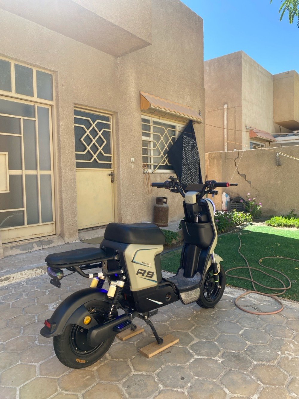 دراجه ار ٩ للبيع جديده بس بدون بطاريات مكفوله من اي عطل الدراجه جديده بس مجرد بدون بطاريات السعر ٣٠٠  التواصل عن طريق الواتس +هذا الرقم .٧٧٥١٢٨١٩٣٧