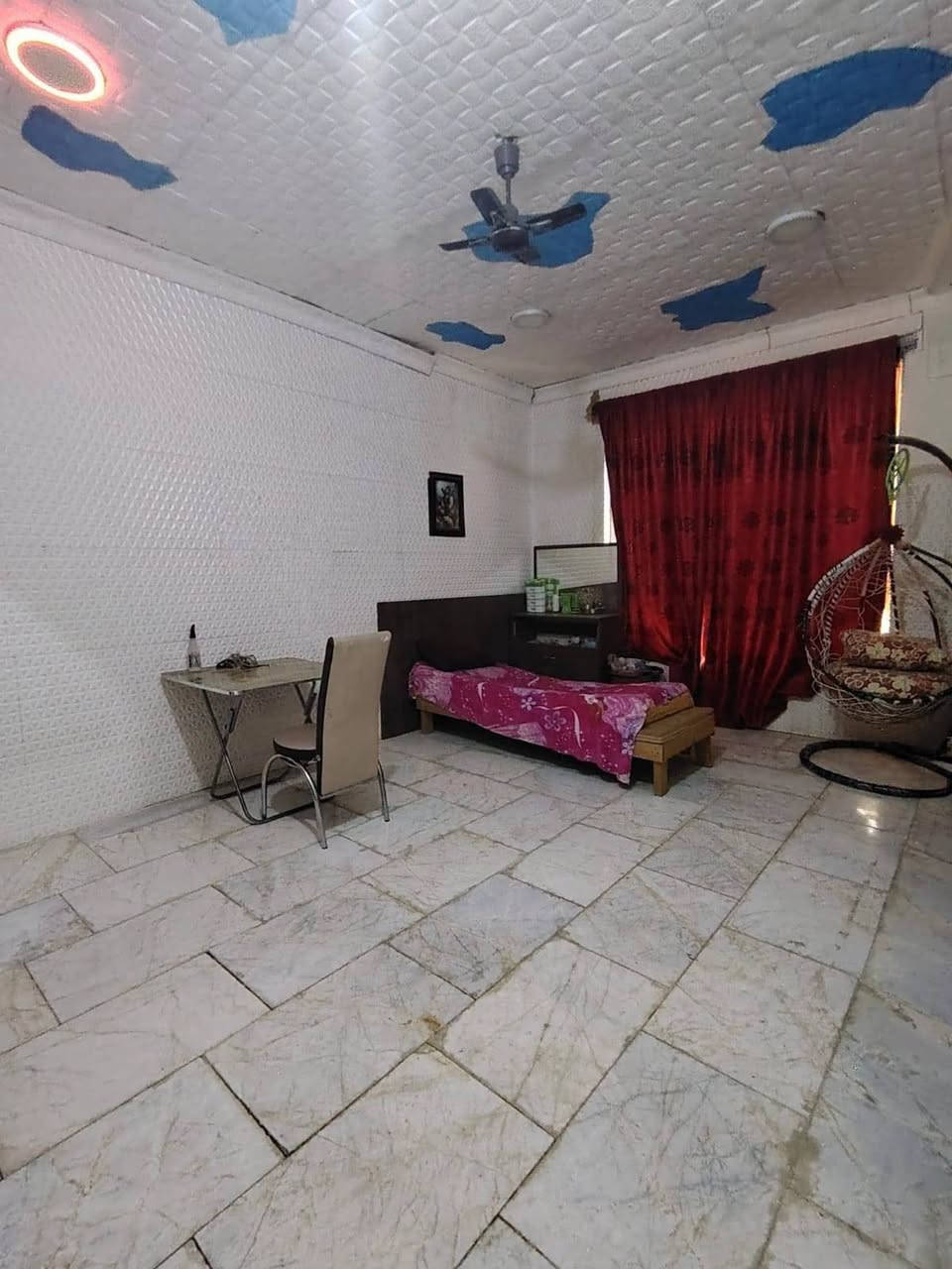 :
​🏡 بيت للبيع - 
​الموقع: خلف مركز شرطة أبو رمانة
​المساحة: 120 متر مربع
​البناء: قاطين (سقف عكادة)
​تفاصيل البيت:
​الطبق الأول: استقبال، مطبخ، ومنور
​الطبق الثاني: غرفتين نوم + صحيات
​💰 السعر المطلوب: 115 مليون (وبيه مجال)
​📞 للتواصل والاستفسار:واتساب ***********
