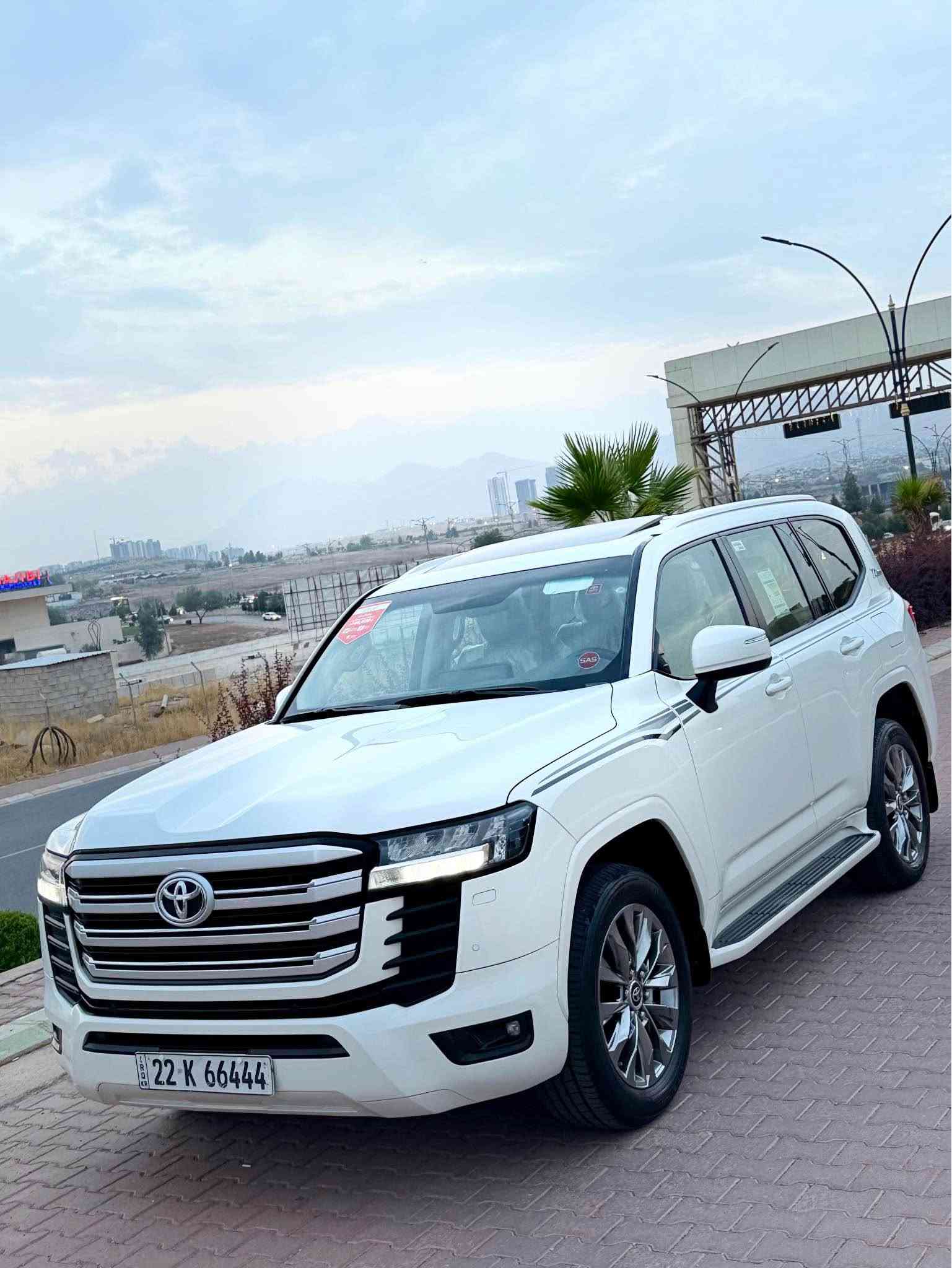 لاندكروزر GXR • ٢٠٢٢ • ٦٤٠٠٠ كم