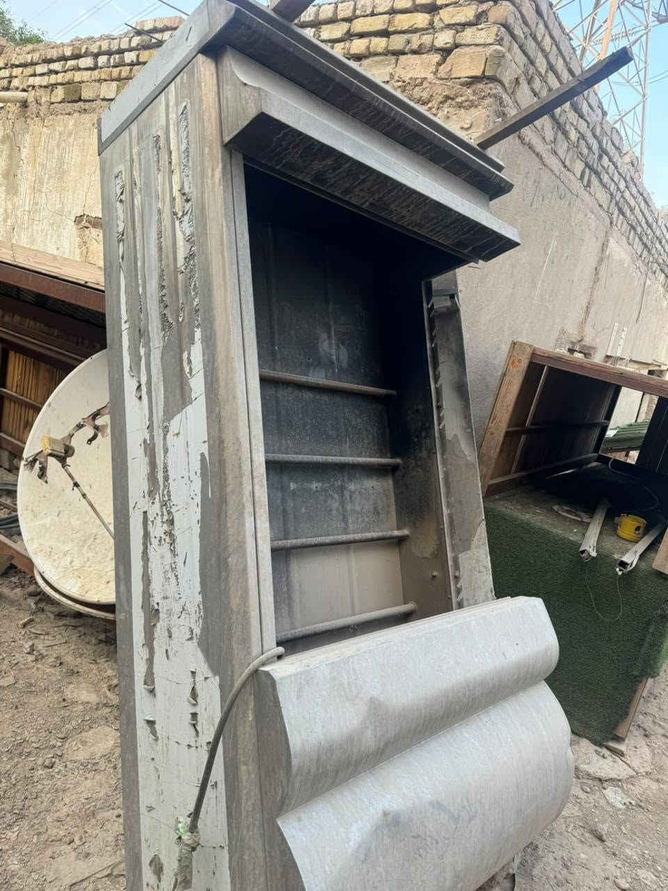 اغراض للبيع للتواصل ***********
شوايه درجه اولى سعر 700 عداد 5 
ميز كباب سعره 200 
ميز مخضر عددد 5 سعره 450 الواحد 
كيزر مامستخدم سعره 70 الاف 
براد سطحي جبير سعره 1500 تبريد فول عدد 4
