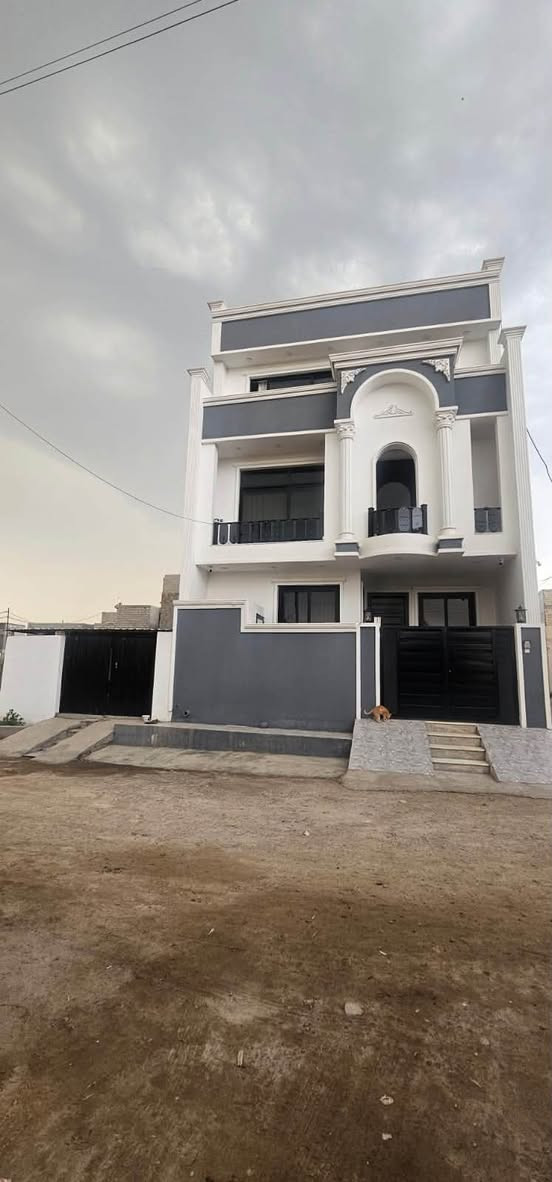 عندي بيت بالاعلام الفرز الجديد ركن المساحة ٢٠٠ متر
باني منة ١٢٥ 
و٧٥ مسويهة حديقة وكراج مقابل المولد
١٣ في ١٥

البيت ثلاث طوابق 
الاول  مدخلين وفيه
غرفة نوم واستقبال ومطبخ حار وبارد وحولي ومنور حديقة داخلية وحمام داخلي وخارجي للضيوف مع طرمة
الثاني ثلاث غرف نوم وحمام وحولي 
الثالث 
غرفة نوم عبارة عن غرفتين ومطبخ في الحولي وحمام 
وسطحين كبير وصغير ومخزن 
المساحة ١٢٥
الواجهة ٨وربع متر ونزال ١٥ متر طابو ملك صرف  وليس زراعي مسحوب عليه قرض اسكان

رقمي ***********
