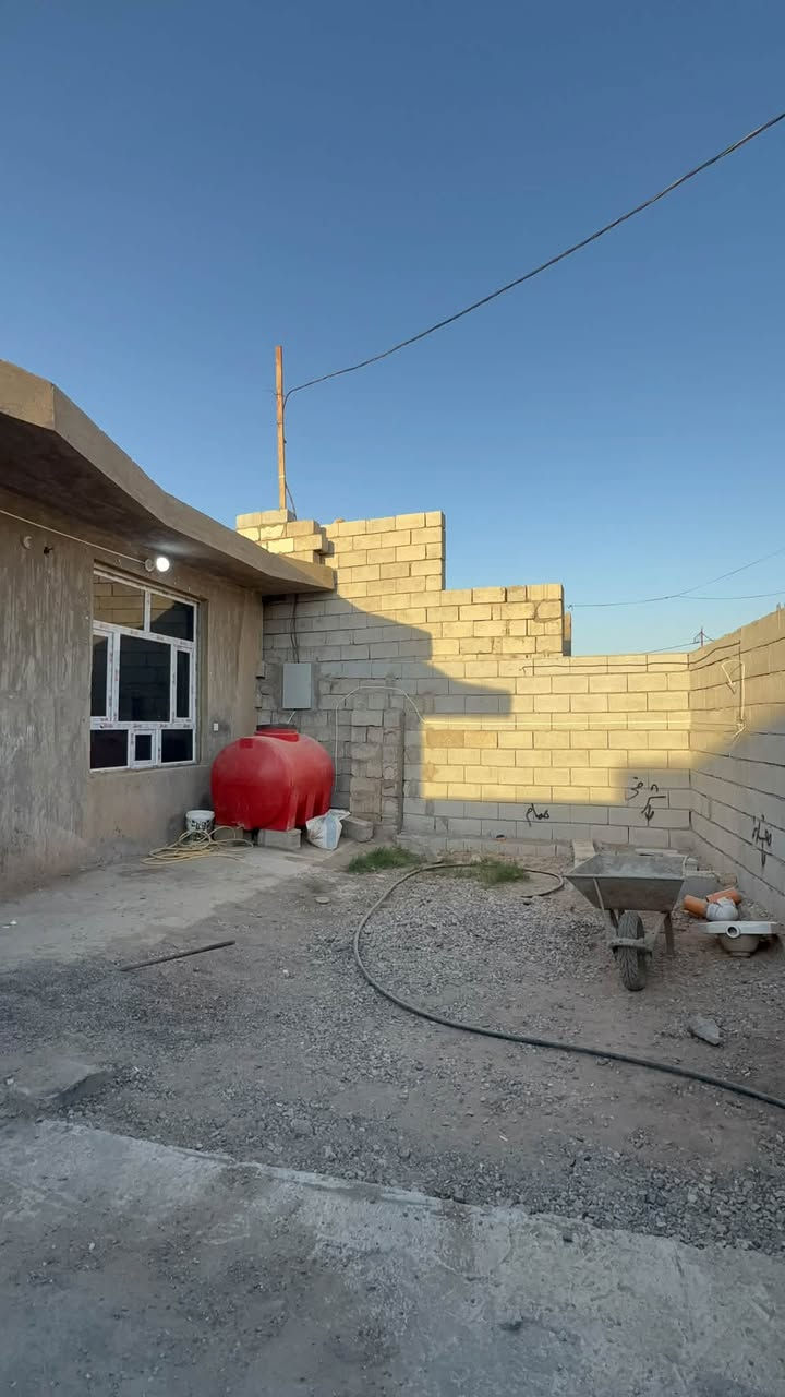 سلام عليكم 
فرصه أستثماريه 💸 
بيت للبيع مساحه ( 196 م) 
كامل خدمات ( مياه ، كهرباء ،تبليط يبعد عليه ٢٠ م ) يبعد ع شارع العام ١٥٠م 
طابق واحد
متكون من ، كراج 🚗، استقبال ، مطبخ ، صاله ، غرفتين نوم ، حمام ، وممشىٰ 
صنف العقار ؛ ملك صرف زراعي 
عنوان ؛ تقاطع القدس دور الزراعه الرابعه قرب ملعب القدس 
بالقرب منه ( فرن صمون ، مخبز ، منضومه ماء RO , مطعم ، صيدليه ، اسواق ، أنشائيه ) كامل خدمات 
ملاحضه ؛ ناقصه تاسيس مجاري ووصحيات خارجيه 
للأستفسار ؛ ***********
