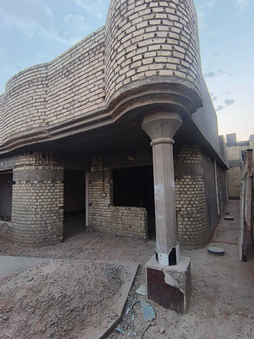 يعلن مكتب فراس الطالبي للعقار عن وجود بيت للبيع حي المعلمين وره السجه مساحه 200متر الوجه ١٠متروالنزال ٢٠متر طابق واحد كامل جاهز التشطيب موقع حلو ومرتب الشبكة الضوء بابه تتوفر كافه الخدمات بأدارة فراس الطالبي للعقار والكافت التعقيب والمقاولات والعقارات العامه عنوان المكتب حي المعلمين طريق سيد براهيم للستفسار تصل على الرقم ***********@

