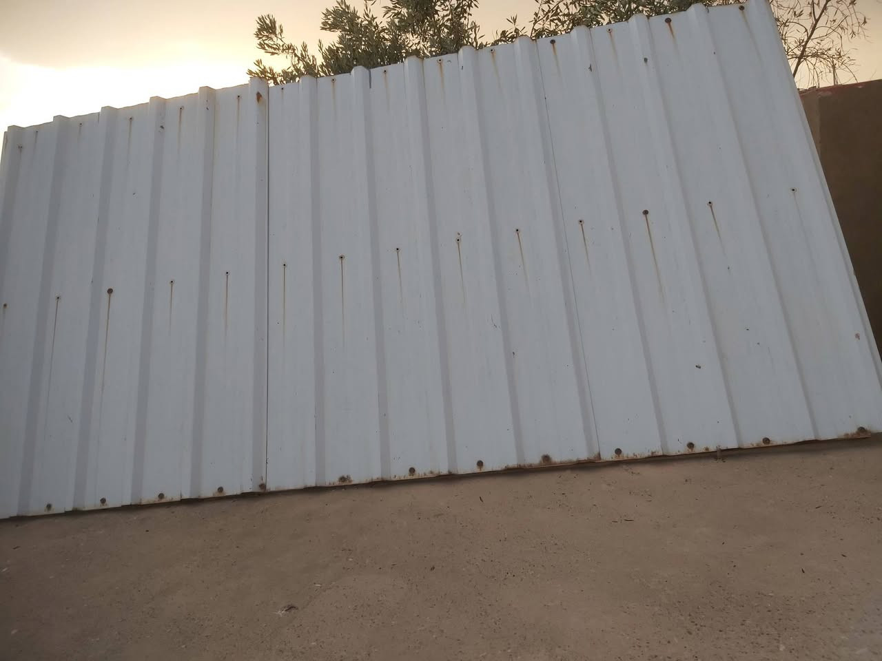 غراض للبيع
قشر مبرده نظيف حجم ٢٥٠٠
وسقيفه  عرض ثلاث امتار وطول متر ونص 
لاستفسار الاتصال على الرقم***********
