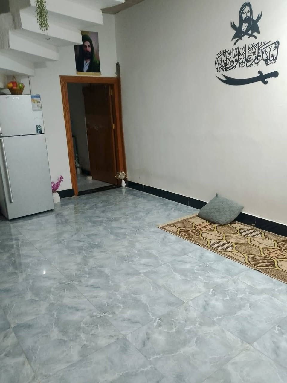 السلام عليكم يتوفر بيت للبيع مساحه 100متر طابو زراعي يتكون البيت من غرفه صاله مطبخ دوانيه صحيات داخليه وخارجيه بناء جديد العنوان ابو الخصيب حمدان قرب جامع التقوى كل الخدمات متوفره سعر البيت 65وبي مجال ***********
