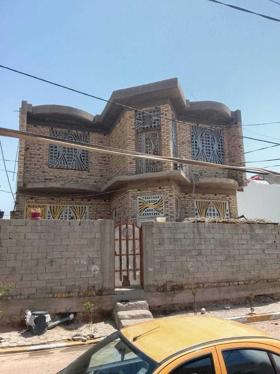 متوفر 
بيت بناء حديث بتصميم مودرن مساحته 235 متر طابو صرف
تاريخ البناء:2022 
مكون من طابقين
الطابق الارضي يتكون من:
كراج واسع مع حولي خدمات داير البيت
حديقة صغيره 
مطبخ واسع مساحته 5*4
استقبال واسعه مساحتها 7*4
هول داخلي واسع مساحته 9 امتار
غرفتين نوم ارضيه مساحة الغرفه الواحده 4*5
خدمات صحية كامله

الطابق الثاني:
يتكون من 4 غرف نوم مع خدمات صحيه 

ملاحظة الطابق الثاني بحاجة الى بياض + ارضية فقط 

الموقع: الديوانية_حي العسكري_الصدر الاول _ شارع السايدين مقابل مصور الخالدي

للاستفسار
+964 778 008 5519
او ***********
