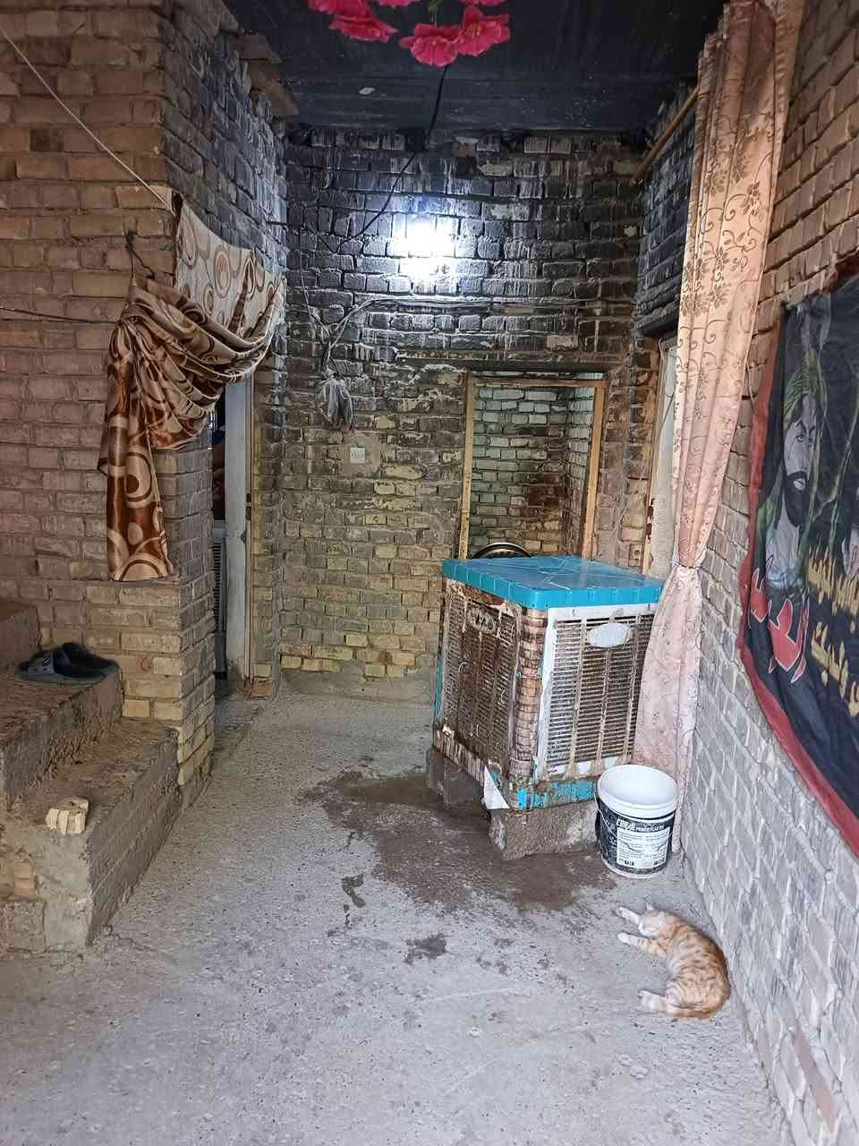 سلام عليكم بيت للبيت خلف مطعم جواد 
مساحه البيت 125م 
يحتوي عل استقبال 
وهول وغرفتين نوم 
وحمام داخلي وخارجي 
الاستفسار عل الرقم *********** خابرني وبيك خير ودلل
