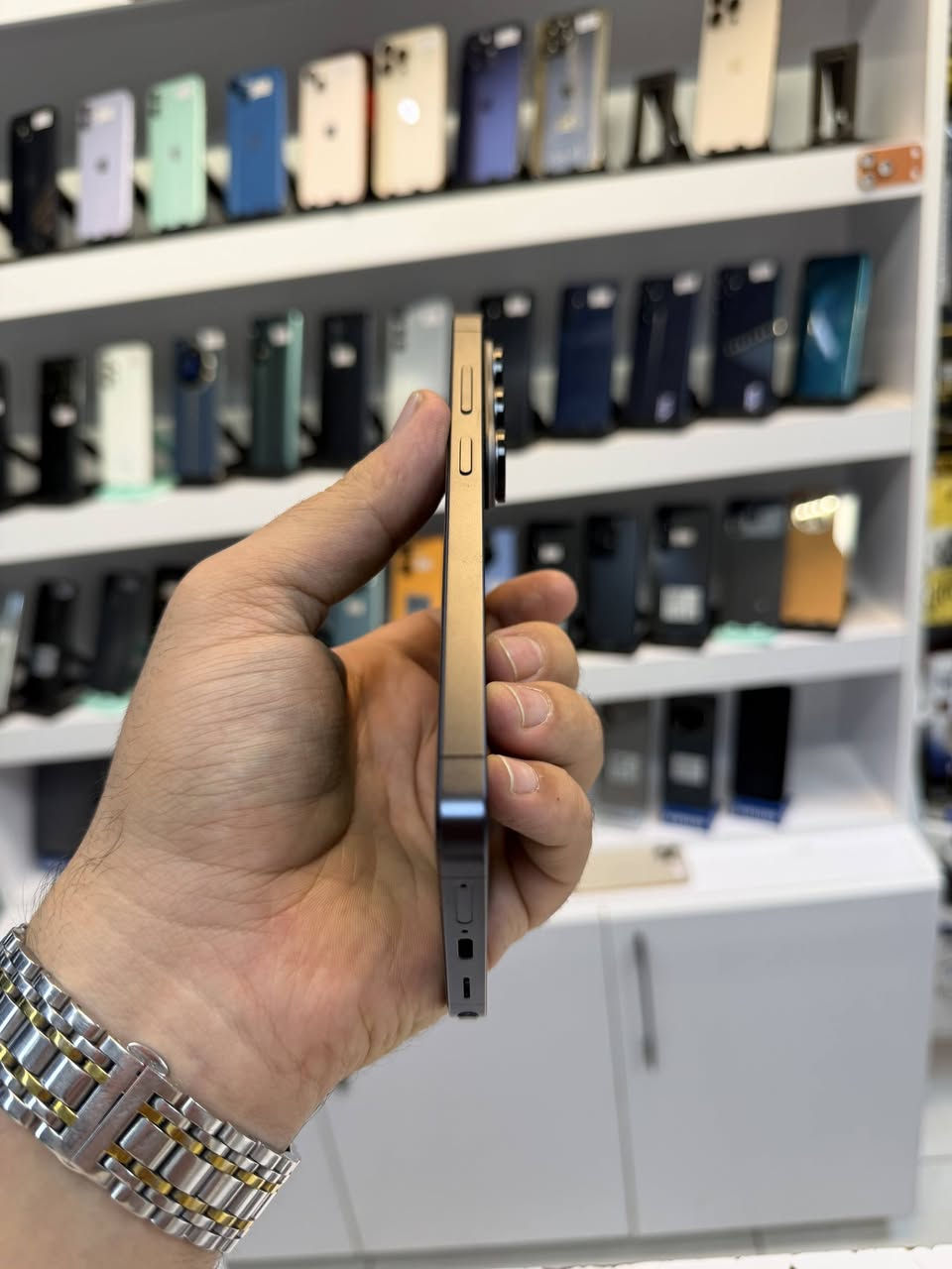 🔥 مستعمل — Samsung Galaxy S26 Ultra 🔥

💾 الذاكرة: 256GB

📱 المواصفات:
• شاشة 6.9 إنچ Dynamic AMOLED 2X
• دقة QHD+ ومعدل تحديث 120Hz
• معالج Snapdragon 8 Elite Gen 5 for Galaxy
• كاميرا رئيسية 200MP
• زوم بصري 3x و5x
• تصوير فيديو 8K
• بطارية 5000mAh
• شحن سريع 60W
• يدعم S Pen
• Galaxy AI
• شاشة خصوصية مدمجة

📍 العنوان: كربلاء — حي العامل — السوق الأخير
📞 للتواصل: ***********

🔥 السعر 1,250,000 دينار فقط 🔥

