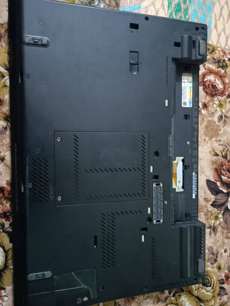 السلام عليكم
لابتوب lenovo ThinkPad t430
core i5 الجيل الثالث
كرت شاشة داخلي intel hd graphics 4000 يشغل العاب بين الضعيفة والمتوسطة ويشغل محاكيات لحد ps2 ايضا(اذا تعرف تضبط اعدادات) 
رام 6GB 
هارد SSD 256GB 
مفرمت ومنصب عليه windows 10 ميحتاج تفرمته

مناسب للدراسة والاستعمال اليومي

لكن مشكلته:
1- البطارية عطلانة يشتغل مباشر على الكهرباء من واير الشحن
2- واير الشاحنة شوي ذاب من الحرارة فلزگته لكن مابي اي شي يشتغل تمام

الجهاز رايده ب١٠٠
مكاني بغداد الكمالية، ماعندي توصيل
واتساب ***********
