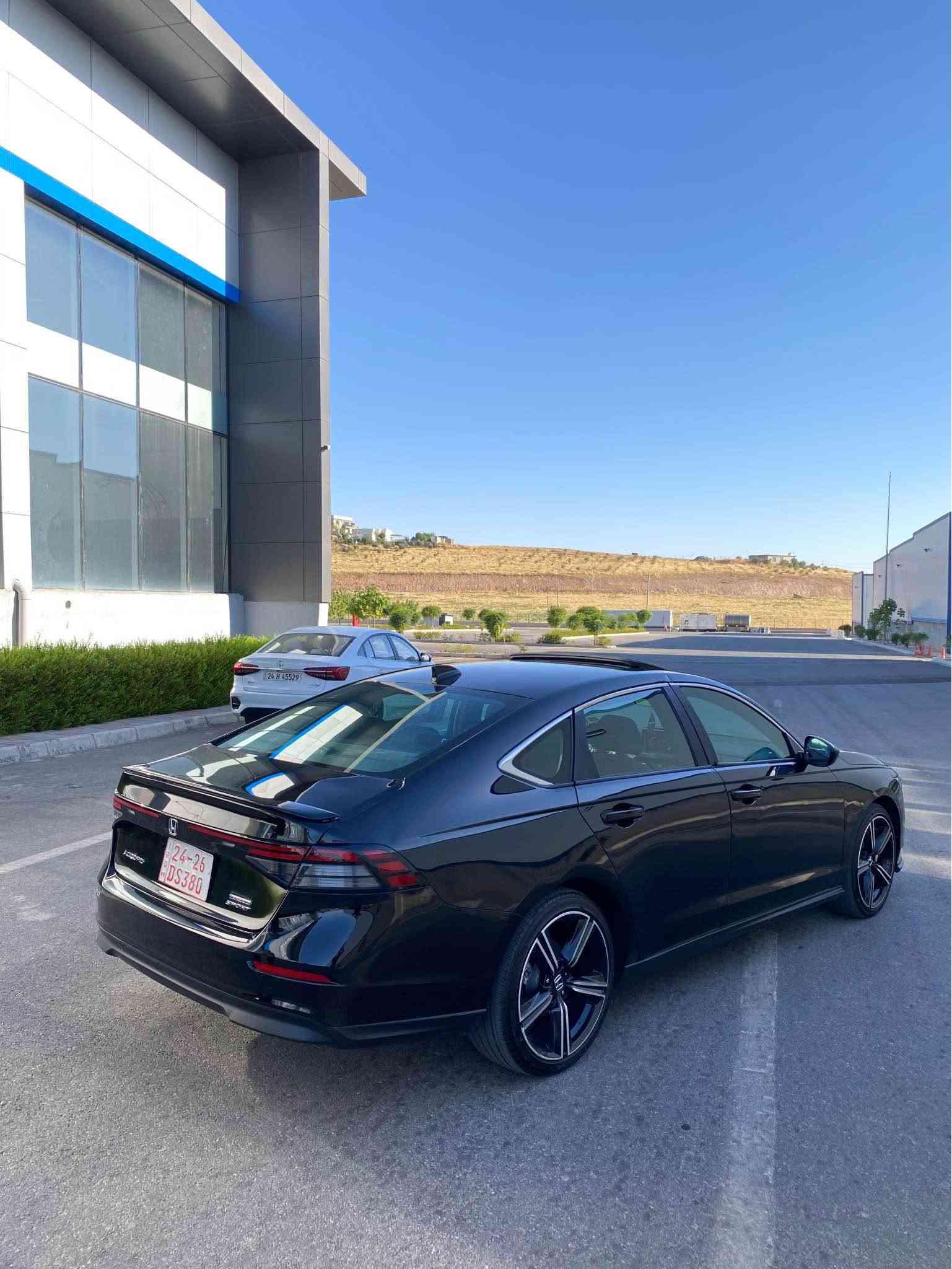 Honda Accord Sport Hybrid 2025
 
المحرك والأداء

* محرك بنزين 2.0 لتر، 4 سلندر
* نظام هايبرد Honda
* قوة المحرك البنزين 146 حصان
* القوة الإجمالية للنظام الهجين حوالي 204 حصان
* ناقل حركة إلكتروني e-CVT
* دفع أمامي FWD
* تشغيل هادئ واقتصادي جداً بالوقود

المواصفات والتجهيزات

* جنوط رياضية 19 إنش
* تصميم Sport رياضي
* شاشة وسطية 12.3 إنش
* تشغيل بصمة/زر
* تشغيل عن بُعد
* تكييف أوتوماتيك ثنائي المناطق
* كراسي أمامية مدفأة
* مقعد سائق كهربائي
* كاميرا خلفية
* حساسات ومساعدات قيادة Honda Sensing
* مثبت سرعة متكيف
* نظام المحافظة على المسار
* تحذير مغادرة المسار
* نظام الفرملة لتفادي الاصطدام
* تحذير اصطدام أمامي
* أنظمة أمان متعددة
* 8 وسائد هوائية
* إضاءة LED
* تحكم بالمقود
* نظام صوتي متعدد السماعات
* دخول بدون مفتاح

سيارة ب سعر بلاش بلاش 
ماشية ٢٧ الف كيلومتر فقط 
لون أسود القطران مكفولة من گير-محرك-كهربائيات
ضررها ٣ قطع و نص صبغ البجم كبس خلفية هم كبس بدون نقطة دواخل ارباكات فقط دكمة 
ب سعر بلاشش بلاشش 
سعرها 178$ ورقـــة و مجال 🔥
للأستفسار اتصل على هذا الرقم 
كورك-واتساب 
*********** سميل, دهوك
