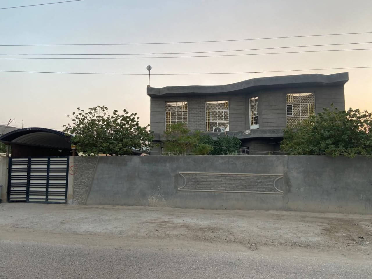 سلام عليكم بيت طابقين مساحته 500م  يحتوي على أربع غرف نوم واستقبل وصالات اثنين صاله ضيوف ومدخل ومطبخ ومجمع صيحات خارجي ومجمع صيحات داخلي عنوان البيت بابل الحمزه الغربي مقبابل محطه العلاك
للاستفسار الاتصال على الرقم 
***********
