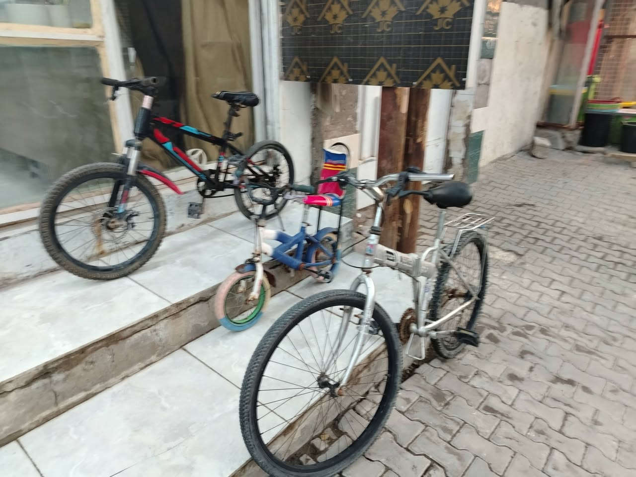 السلام عليكم بايسكلات حجم 26 و 20 و16 للبيع سعر البايسكل 40 عوزهم ترتيبات بسيطه مكاني بالنجف حي ميسان شارع العسكري التواصل واتساب ***********
