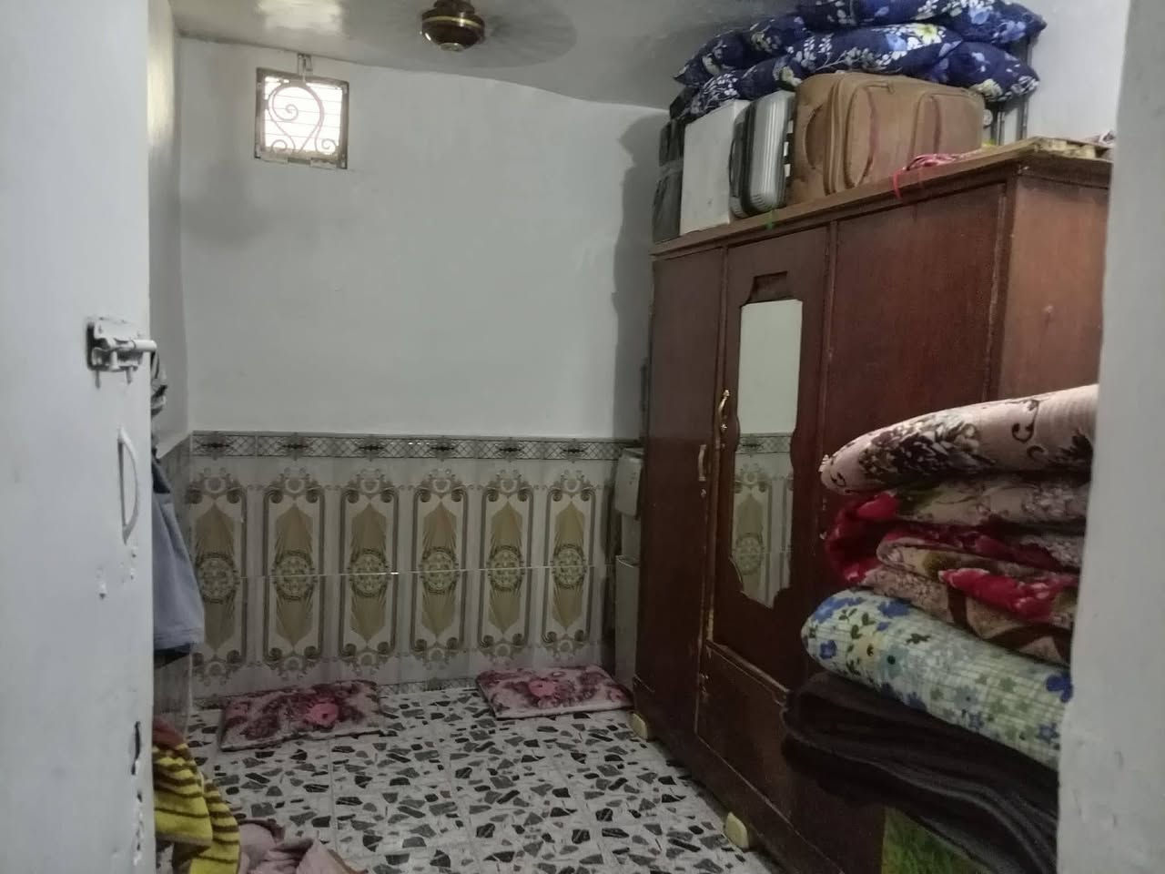 بيت مساحه 300م مع ارض 70م بسعر 22 مليون في حي الجوادين
مساحته 300..... عكاده.... كلش حلو
مقابل مستوصف حي الجوادين 🛑 
البيت بي غرفتين نوم صاله مطبخ حار ومطبخ بارد وستقبال خارجيه صحيات خارجيه مخزن خارجي
مساحه كراج جبيرة
اضافة قطعة ارض ضمن البيت مساحه 70متر
***********
