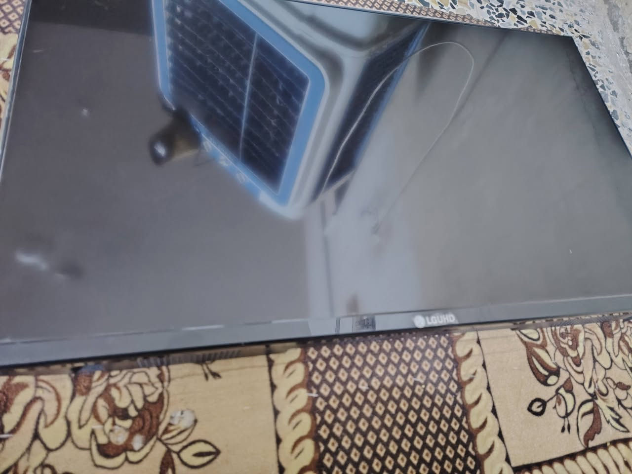 ​الحالة: مستعملة ونظيفة ، شغال وما بيها أي إشكال.
المواصفات: شاشة عادية (مو سمارت)، وضوح ممتاز، تحتوي على منافذ HDMI، VGA، ومنافذ الصوت والصورة (AV).
​الملاحظات: توجد خدوش بسيطة جداً لا تؤثر على العرض نهائياً.
​السعر: 60 ألف دينار (سعر قفل)
​المكان: بابل - الحلة

