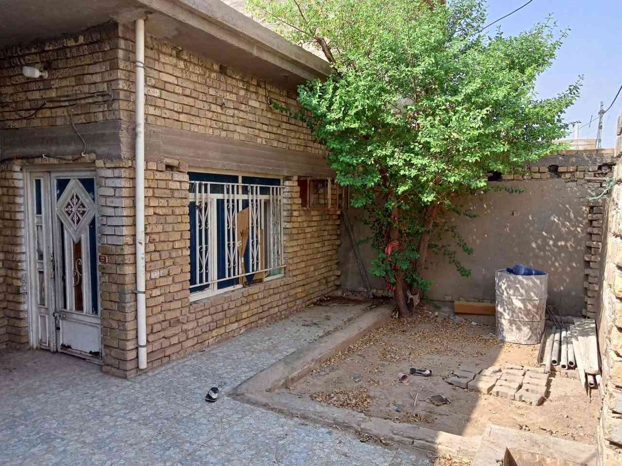 بيت للبيع بزين القوس شارع الملا قريب مدرسه عمود الدين طابو صرف رسمي المساحه 200 متر يحتوي على استقبال ومطبخ وصاله  وصحيات وحمام وحديقه وبي غرفتين وره مترؤكات ما مبنيات مثل ما موضح بلصور والفديو *********** السعر 90 وبي مجال
