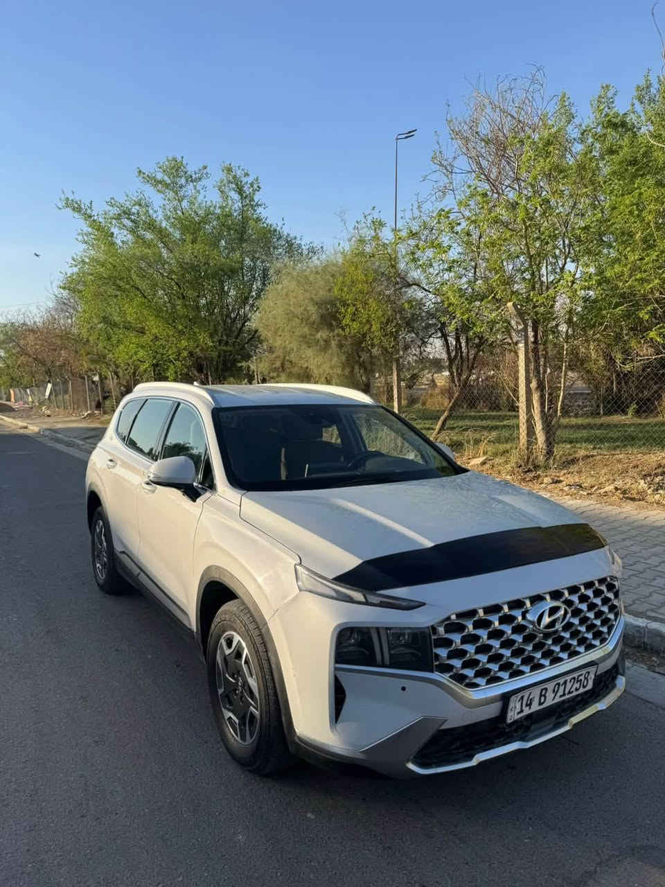 ................ سنتافي موديل2022 هايبرد -  ماشيه 90الف   وارد امريكي اربعه سلندر سبعه راكب شاشة Apple CarPlay, android auto 

‎  كاميرات 360 full hd كل جهات 

‎تحكم ستيرين كامل مع تدفئه 

‎هاند بريك كهرباء

‎ شاشة كبيرة ( GPS )

‎ رادار امامي وجانبي وخلفي كل جوانب 360

‎شاحن وايرليس

‎كراسي كهرباء 

‎ تدفئة المقاعد الامامية وتبريد ومقاعد خلفي

‎صندوق كهربائي

‎ اوتو هولد ( AUTO HOLD )

‎ نظام نزول المنحدرات الممتاز

‎نظام تحذير من خروج من مسار ونظام نقطه عمياء

‎نظام طي المري 

‎سستم صوت 12 سماعات بنظام Harman المميز

‎اضواء ترحيبيه

‎ ‏انظمه قيادة متعدده (ثلج +سبورت +متكيف سمارت +ايكو اقتصادي ) 

‎اغلاق كراسي خلفيه كهرباء 

‎شفتات سترين رياضية

‎مرآة داخلية بخاصية التعتيم الذاتي

‎حساسات أمامية / جانبية / خلفية

‎نظام مانع الانزلاق

‎ ‏نظام قيادة ذاتي
سياره بعد بيه هوي موصفات 

................ سنتافي موديل2022 
رقم***********.  
مكاني بغداد
