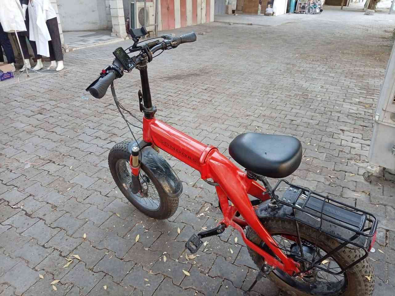 للبيع: بايسكل كهربائي SONDORS Fold بأطارات عريضة (Fat Tire)
المواصفات والتفاصيل:

​البراند: Sondors أصلي.

​النوع: كهربائي قابلة للطي (Foldable) مع شاشة رقمية ملونة تعرض السرعة والمسافة والعداد.

​الإطارات: عريضة (Fat Tire) ممتازة للثبات والسيطرة على جميع أنواع الطرق.

​الإضافات: حامل موبايل على المقود، رف سلة خلفي للغرض، ودمبر/مساعدات أمامية لامتصاص الصدمات.

​الحالة: نظيف جداً وجاهز للاستخدام.

​الموقع: بغداد شارع حيفا 

السعر:  850 الف

للتواصل: ***********

