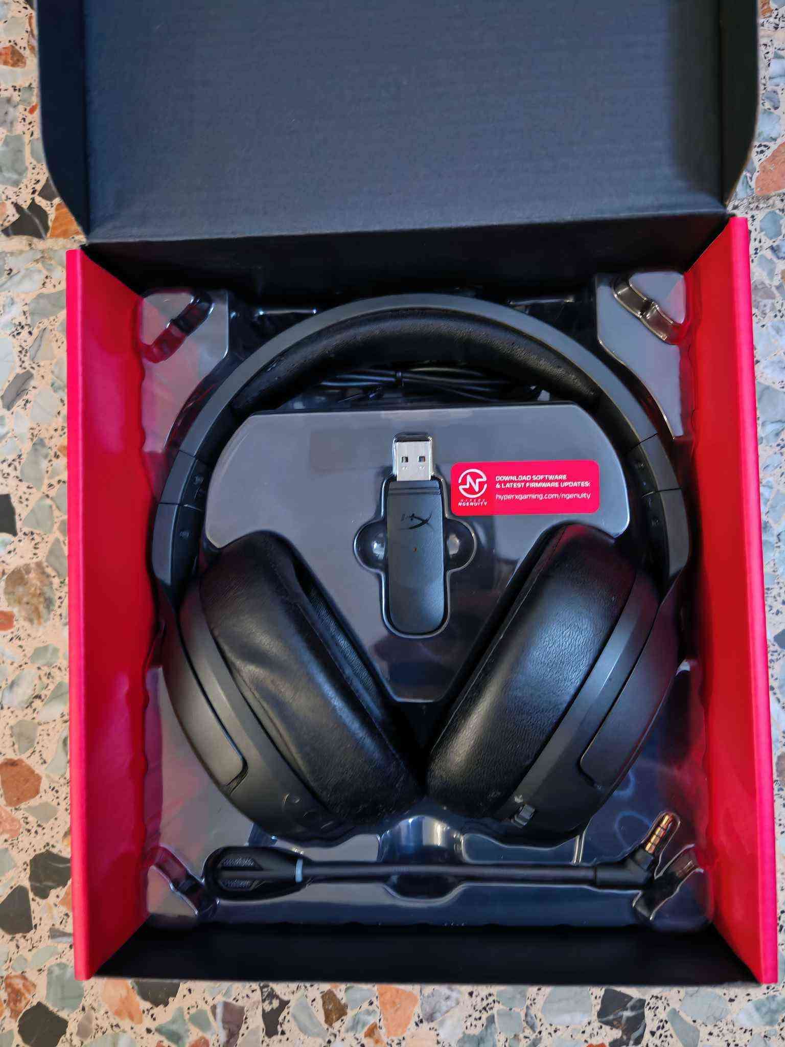 للبيع هايبر اكس كلاود فلايت اس وايرليس مستعمل نظيف جدا (HyperX Cloud Flight S Wireless)

سماعة ألعاب لاسلكية احترافية من هايبر اكس HyperX، بحالة نظيفة جداً واستعمال شخصي قليل البطارية بعدها ميه بالميه 30 ساعه، فقط جلد الرأس الهيدباند واكع منه اثر التنظيف موضح بالصور وتكدر تبدله بالصناعه او اي احد عنده اكسسوارات سماعات.

السماعة تعمل بشكل ممتاز، وجميع الوظائف والأزرار والمايكروفون والاتصال اللاسلكي شغالة، وتأتي مع الكارتون الأصلي وجميع الملحقات.

 أهم المميزات
 اتصال لاسلكي 2.4GHz
اتصال سريع ومستقر بدون تأخير ملحوظ، عن طريق USB Wireless Adapter.

 صوت قوي وواضح
درايفرات بحجم 50mm تعطي صوتاً واضحاً وقوياً للألعاب، الأفلام والموسيقى.

 تقنية Virtual 7.1 Surround Sound
صوت محيطي افتراضي يساعد على تحديد اتجاه الخطوات، الطلقات والأصوات داخل الألعاب.

 عمر البطارية يصل إلى حوالي 30 ساعة حسب مستوى الصوت وطريقة الاستخدام.

 شحن لاسلكي Qi
تدعم الشحن اللاسلكي باستخدام قاعدة شحن متوافقة مع معيار Qi، بالإضافة إلى الشحن عن طريق USB.

 مايكروفون قابل للفصل
مايكروفون Noise-Cancelling قابل للفصل، مع زر لكتم الصوت ومؤشر LED.

 تقنية Mic Monitoring
إمكانية سماع صوتك أثناء التحدث.

 التحكم بصوت اللعبة والمحادثة بشكل منفصل
يمكن تعديل توازن Game / Chat مباشرة من السماعة.

 أزرار تحكم مباشرة على السماعة
التحكم بالصوت، التشغيل، كتم المايك، تشغيل/إيقاف 7.1 وغيرها بدون الحاجة لاستخدام الحاسبة.

 وسادات أذن مريحة مناسبة لجلسات اللعب الطويلة.

 برنامج HyperX NGENUITY
إمكانية تخصيص بعض إعدادات السماعة والأزرار من خلال البرنامج.

 المواصفات الاخرئ
• مدى الاتصال: يصل إلى 20 متر تقريباً
• الاستجابة الترددية: 10Hz – 20kHz
• المقاومة: 32Ω
• الوزن: حوالي 310g
• الوزن مع المايكروفون: حوالي 320g

 المحتويات

 السماعة HyperX Cloud Flight S
 المايكروفون الأصلي القابل للفصل
 USB Wireless Adapter الأصلي
 كيبل الشحن USB
 الكارتون الأصلي
 جميع الملحقات الأصلية الموجودة معها

 الحالة
 نظيفة جداً واستعمال شخصي قليل
 بدون كسر
 الصوت يعمل بشكل ممتاز
 الاتصال اللاسلكي يعمل بشكل ممتاز
 المايكروفون يعمل بشكل ممتاز
 جميع الأزرار والتحكمات تعمل

 الموقع: بغداد، الغدير قرب الربيع سنتر

 السعر: 115،000 دينار عراقي بي مجال بسيط جدا

 المعاينة والتجربة متاحة قبل الشراء.

 يوجد توصيل لبغداد المحافظات

 للمهتمين، مراسلة خاص او على رقم الهاتف 
*********** بغداد, العراق
