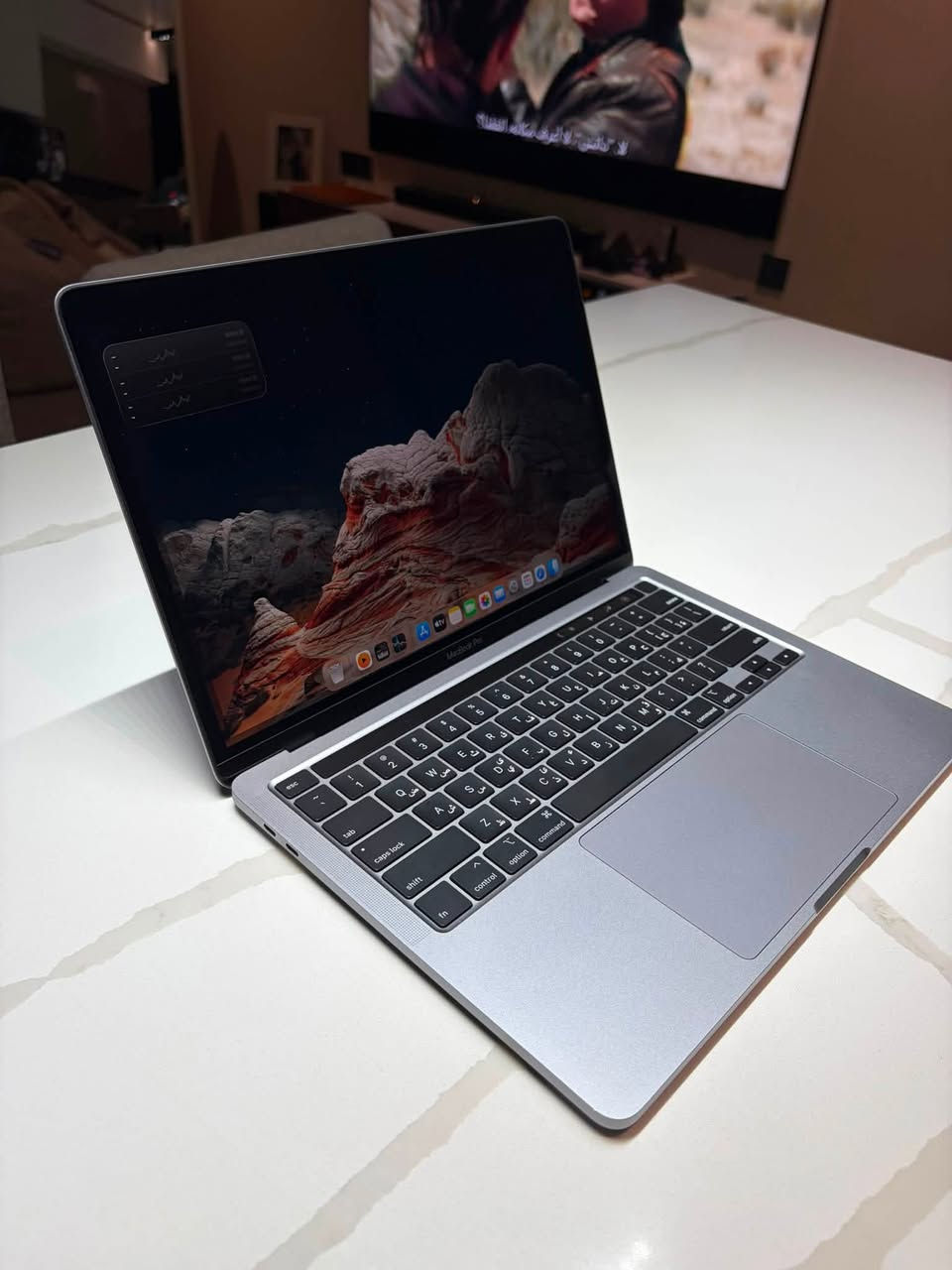 🔥 للبيع: ماك بوك برو (MacBook Pro) بحالة ممتازة ونظيفة جداً 🔥
المواصفات 
 المعالج: Intel Core i5 رباعي النواة بسرعة 2.0 GHz
 الذاكرة العشوائية (RAM): 16 GB LPDDR4X (سرعة 3733 MHz)
 كرت الشاشة: Intel Iris Plus Graphics 1536 MB
 التخزين: SSD بسعة 500 GB (المتاح منها حوالي 467 GB)
 الشاشة: شاشة Retina مدمجة بمقاس 13.3 بوصة 
 لوحة المفاتيح: كيبورد إنجليزي/عربي مع شريط Touch Bar وبصمة Touch ID
حالة البطارية والجهاز:
 عدد دورات البطارية (Cycle Count): 366 دورة فقط
 حالة البطارية: عادية (Normal) وتعمل بكفاءة ممتازة
 الحالة العامة: الجهاز نظيف جداً وخالٍ من الخدوش أو الصدمات، واستخدام راقٍ وحذر (كما هو موضح بالصور).
الملحقات:
 [كفر حمايه مات و الشاحن الأصلي]
السعر المطلوب: 650 الف 
مكان المعاينة/التسليم: [ بغداد حي الجامعه ]
للتواصل: [***********]
مراوس ب m3 او m4
