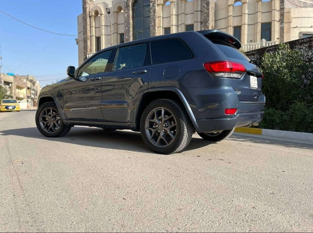 السلام عليكم
Jeep grand Cherokee lemted 21 نسخة ثمانينيه مواصفات أوفر لاند بانوراما والخ بغداد وبأسمي 
حادث جالمغ وبنيد بدون دواخل ولا شاصي فقط كشر 
مكان السياره بغداد 
*********** 
السعر 25 $ الف وبيها مجال 
السياره يرادلهة تعديلات بسيطه بالصدر 
وتصليح باب خلفي جهة السكن اثر حادث
