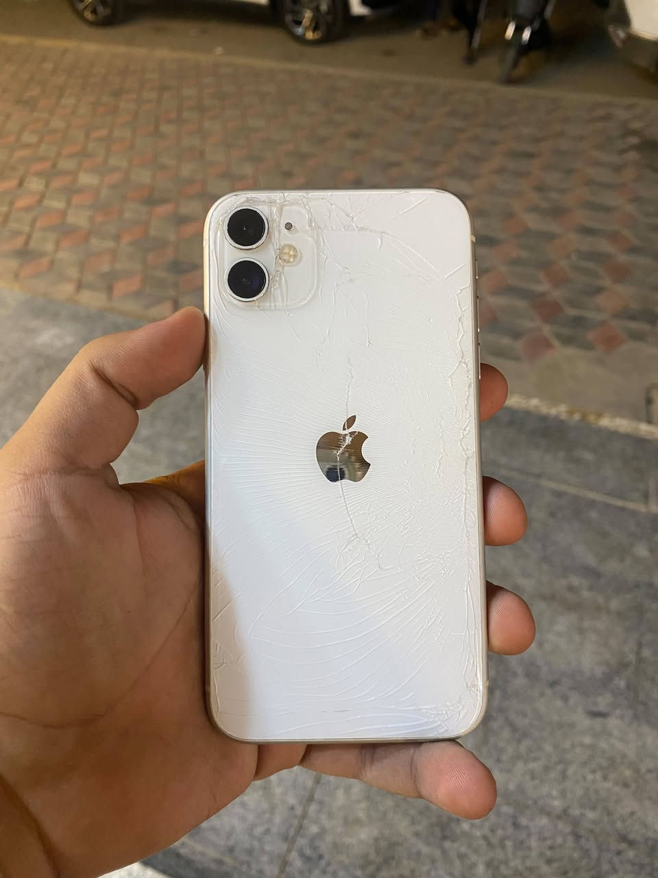 آيفون ١١ • ١٢٨ جيجا • كسر بالظهر