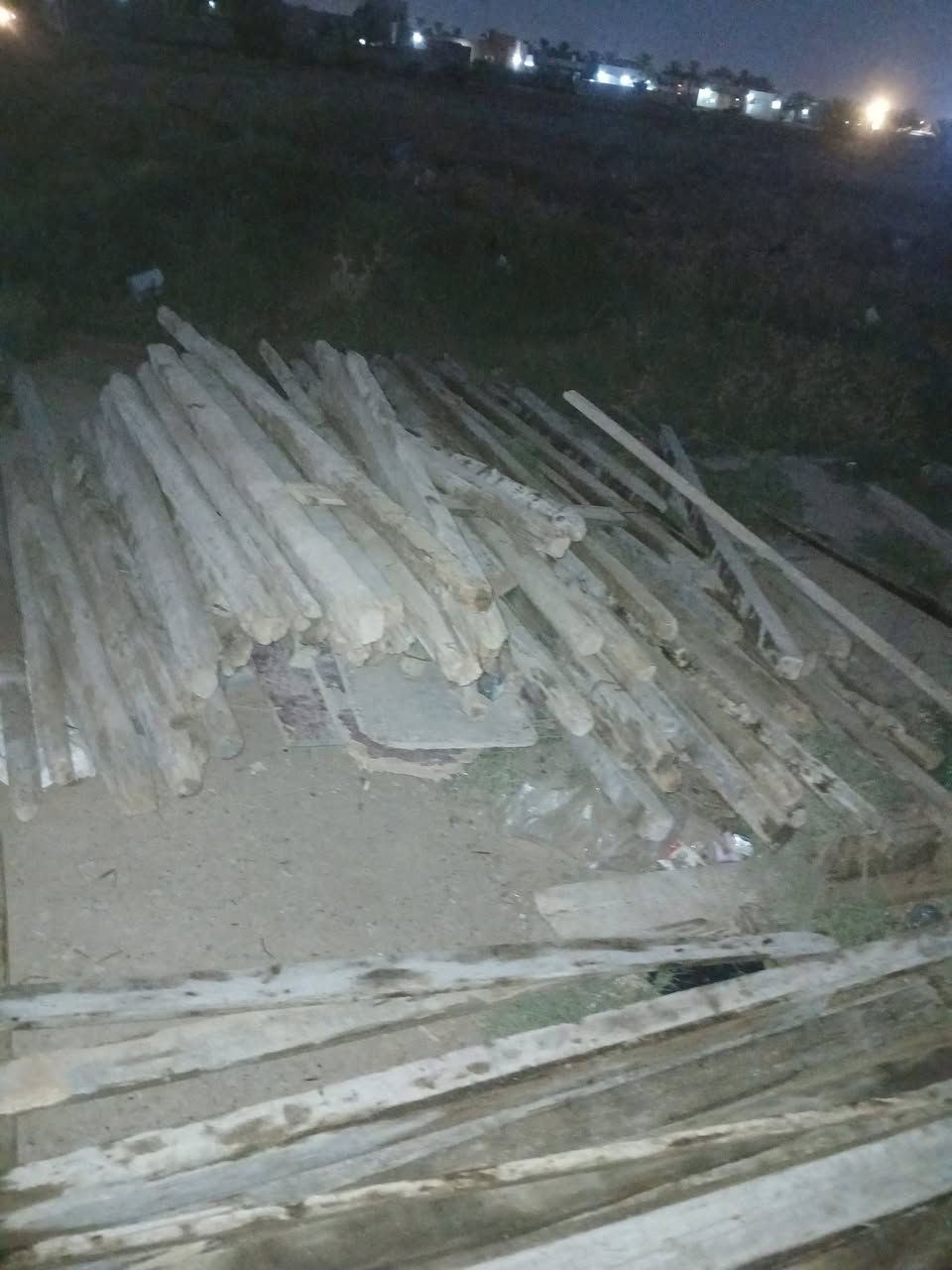 خشب لوح ابو 4 متر جكات العدد 250 جك لوح 3 متر سيور متر قراشيق يعني قالب كامل من كلشي سعر خاص ***********
