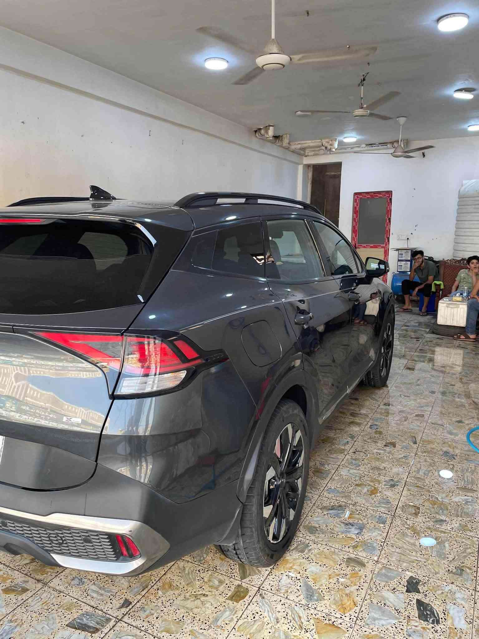 السلام عليكم 
سبورتج ٢٣ امريكي هايبرد رقم بعداد 
لون رصاصي رمادي
مواصفات
بانوراماعلى طول السقف
بصمه
كشنات جلد 
شاشه متصله 
صندوق كهرباء 
شحن وايرليس ومنافذ شحن خلفيه
رادار امامي وجانبي 
حساسات 
كرسي السائق كهرباء والكراسي￼الاماميه تدفئه
هاند بريك دكمه
ترحيب عند الاقتراب وبصمه دخول ذكي 
تشغيل عن بعد 
٤ انظمه للقياده 
قطعتين تبريد 
قياده ذاتيه 
اشاير بالمري شاشه لمس متغيره 
تحكمات فول بالستيرن وبعد بيه مواصفات 
الضرر:جاملغ اليمين بسيط فقط سياره كلش حلوه 
العنوان بغداد الوزيريه 
سياره ماشيه ٤٤
***********

