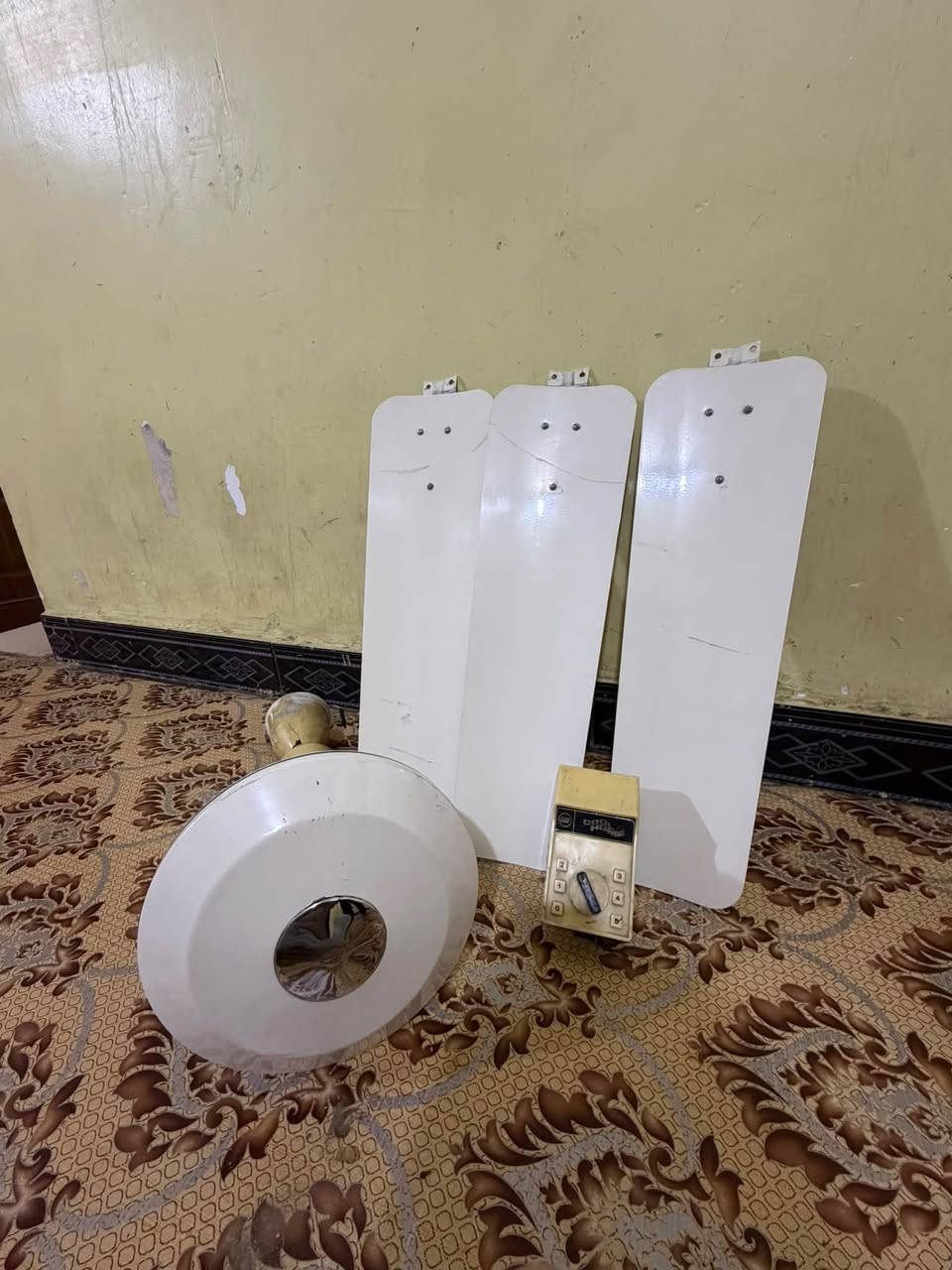 مروحة سقفية • صنع هندي • بصرة