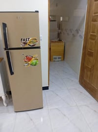 ثلاجه نضيفه وشغاله للبيع السعر 200  الدوره البعيثه 07712220886