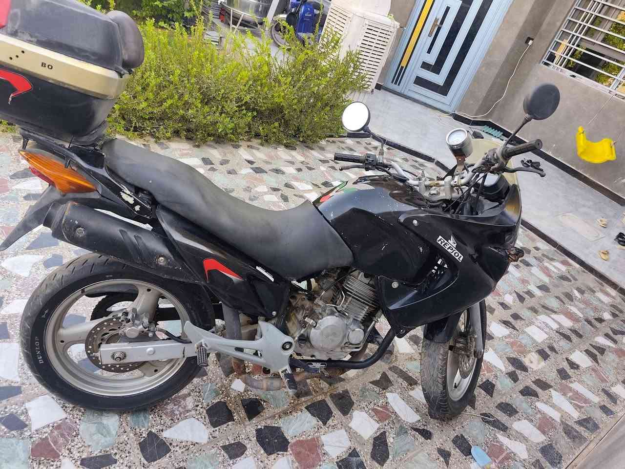 هوندا فاراديرو  Honda Varadero )محرك ٢٥٠ شغالة وتمشي بس بيها نواقص بسيطة لان جانت متروكة حاليا تشتغل وتخربط بسبب الكابريتر مكاني بغداد بوب الشام سعر ٩٥٠ وبيها مجال الدراجة بدون اوراق مكفولة
