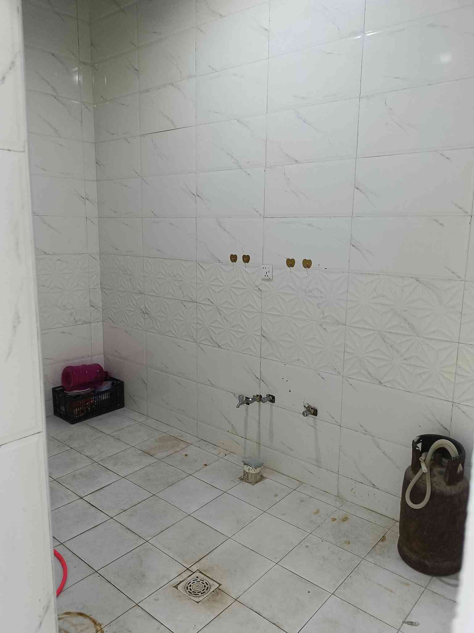 شقة للإيجار غرفتين و مطبخ و حمام العنوان النجف الأشرف حي الجزيرة شارع الطاقة للتواصل ***********
