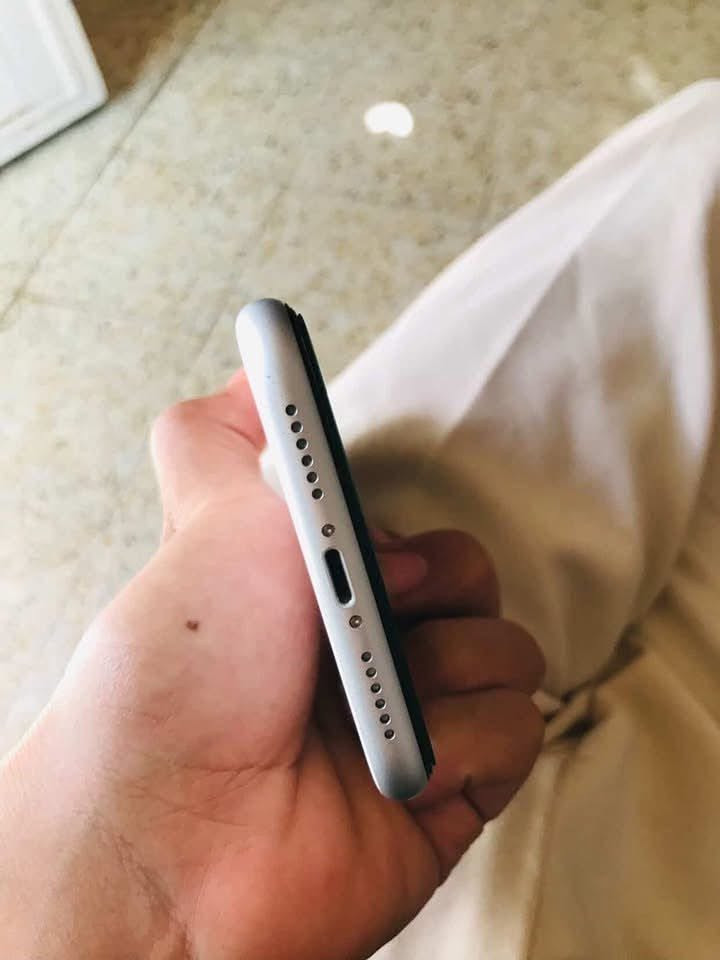 السلام عليكم ايفون XR  مبدل فقط بطاريه والشاشه فقط مكبوسه الباقي كله شغال شرط صوت كامره شريحة شحن قطاره النظافة فول گدام العين شرط شخط مابي  ذاكرة 64 (الجهاز مدفوع بي 140 اقل ما ابيع الجهاز تحفه) مكاني الموصل الايسر واتساب ***********

