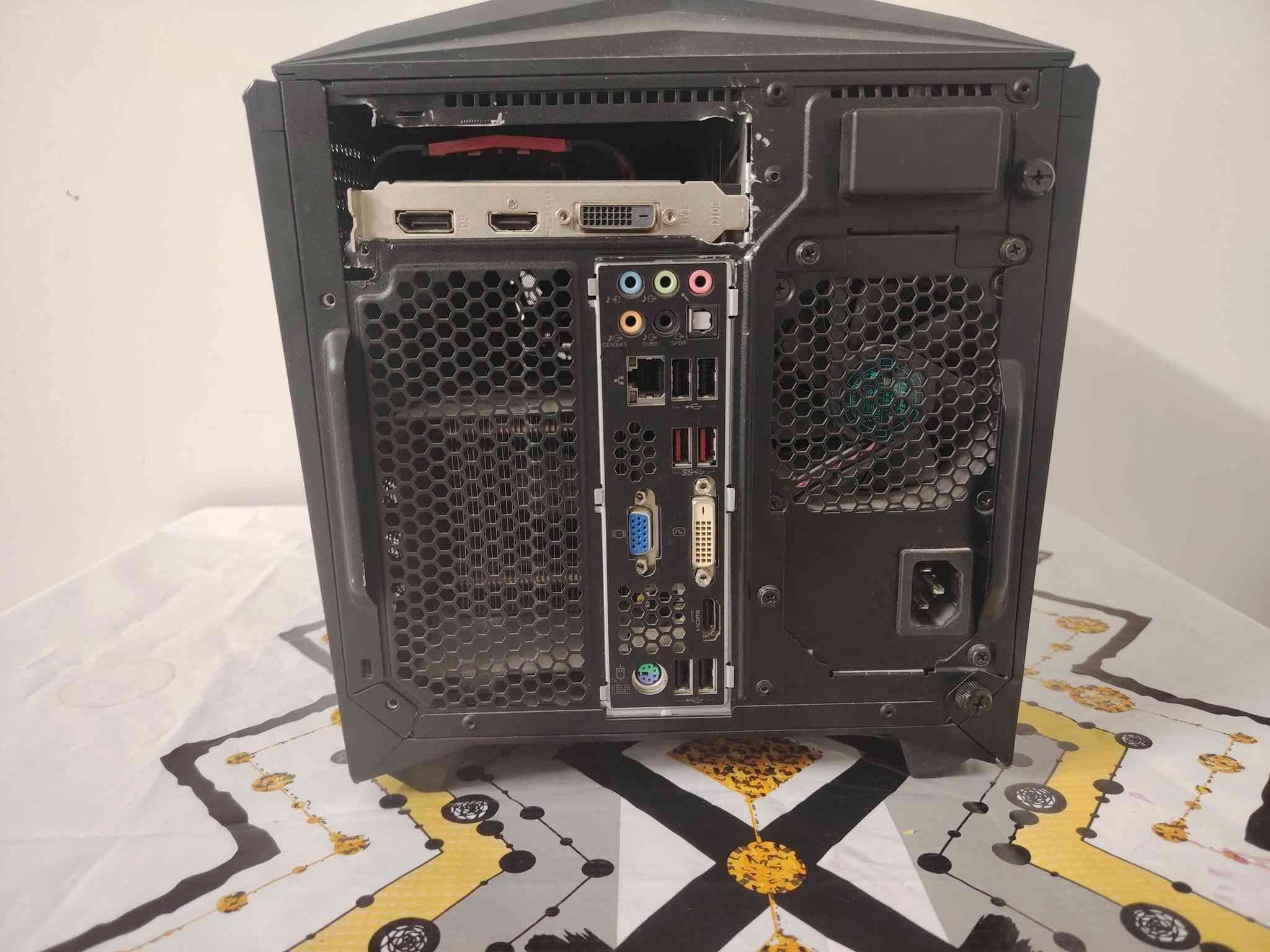 مساء الخير أخوتي 
للبيع كيس مرتب ومواصفاته زينة، مناسب للألعاب والاستخدام اليومي 
💻 المواصفات
🔹 **CPU: Intel Core i7-6700
🔹 **GPU: AMD Radeon RX 460
🔹 **RAM: 16GB DDR4
🔹 **Storage: 1TB HDD
🔹 **Motherboard: Lenovo 364A
🔹 **Power Supply: 500W

🎮 يشغل ألعاب مثل **CS2 وValorant وGTA V** وغيرها حسب الإعدادات.
السعر 380 الف 
مكاني بغداد البياع حي التراث وتوصيل موجود 
 تلفوني ***********
