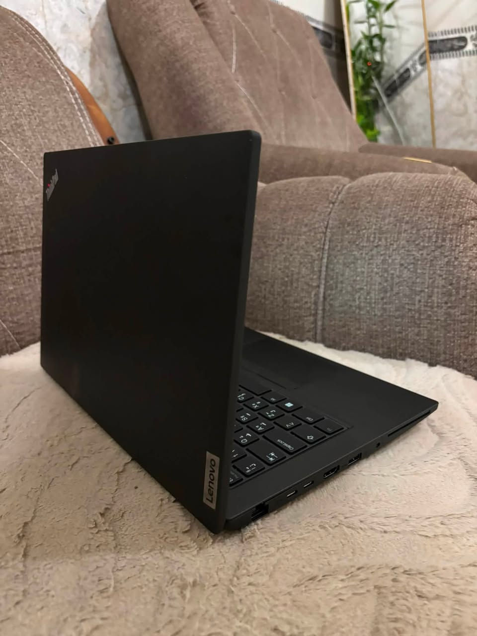 🔥 لابتوب الأداء والأناقة | Lenovo ThinkPad L14 - جيل 12 🔥
جهاز حديث، مرتب، وبحالة أخو الجديد (فول نظافة مع الكرتون الأصلي)، مناسب جداً للاستخدام اليومي، الدراسة، العمل المكتبي، والتطبيقات البرمجية بكفاءة عالية.
💻 المواصفات التقنية:
 المعالج: Intel Core i7 - الجيل الثاني عشر (12th Gen) القوي والسريع.
 الرام: 8 جيجابايت DDR4 (قابل للتوسعة).
 التخزين: 256 جيجابايت SSD NVMe بسرعة فائقة جداً في نقل البيانات وإقلاع النظام.
 الشاشة: قياس 14 بوصة بتصميم عصري بدون حواف تمنحك رؤية واسعة ومريحة.
 البطارية: بطارية ليثيوم بحالة ممتازة تدوم طويلاً.
 الشحن: يدعم الشحن السريع الحديث بـ تايب سي (Type-C) أصلي.
✨ مميزات إضافية:
 النظافة: الجهاز نظيف جداً وخالي من أي عيوب،
 التصميم: هيكل حديث، أنيق، وعملي يتحمل الاستخدام المتواصل.
السعر :500 الف دينار عراقي 
*********** موجود واتساب
